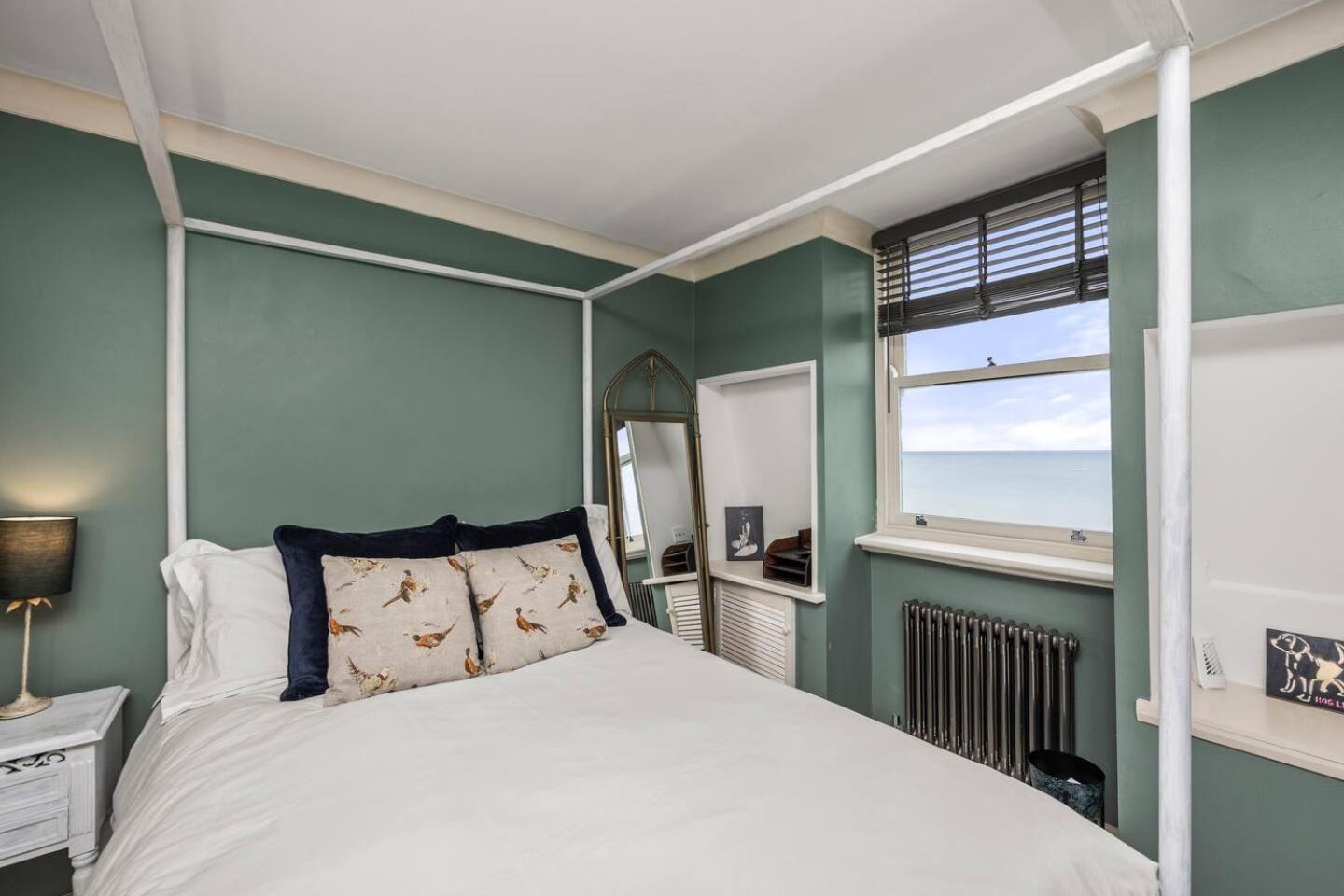Pass The Keys Chic Beachfront Retreat With Sea Views In Apartment *