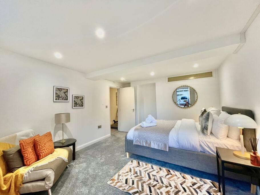 Apartment By The Flat Accommodating 5 Guests *