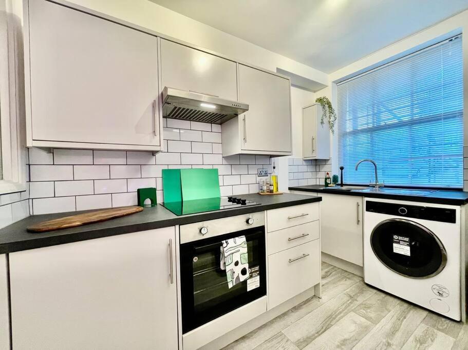 By The Flat Accommodating 5 Guests *