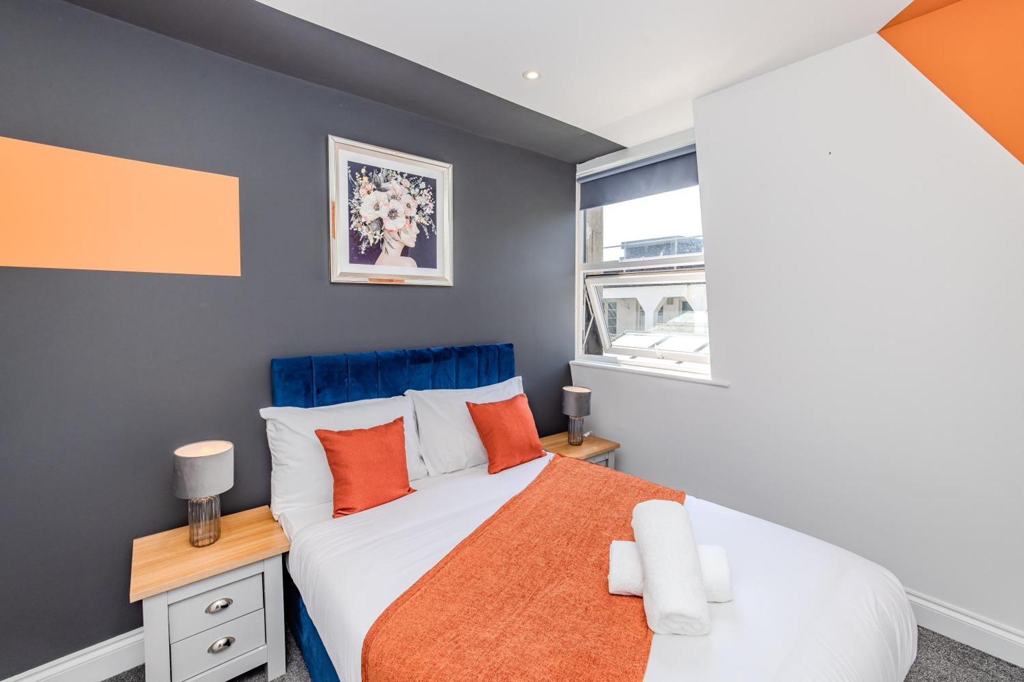Super 2 Bedroom Flat I Next To Shopping Center &