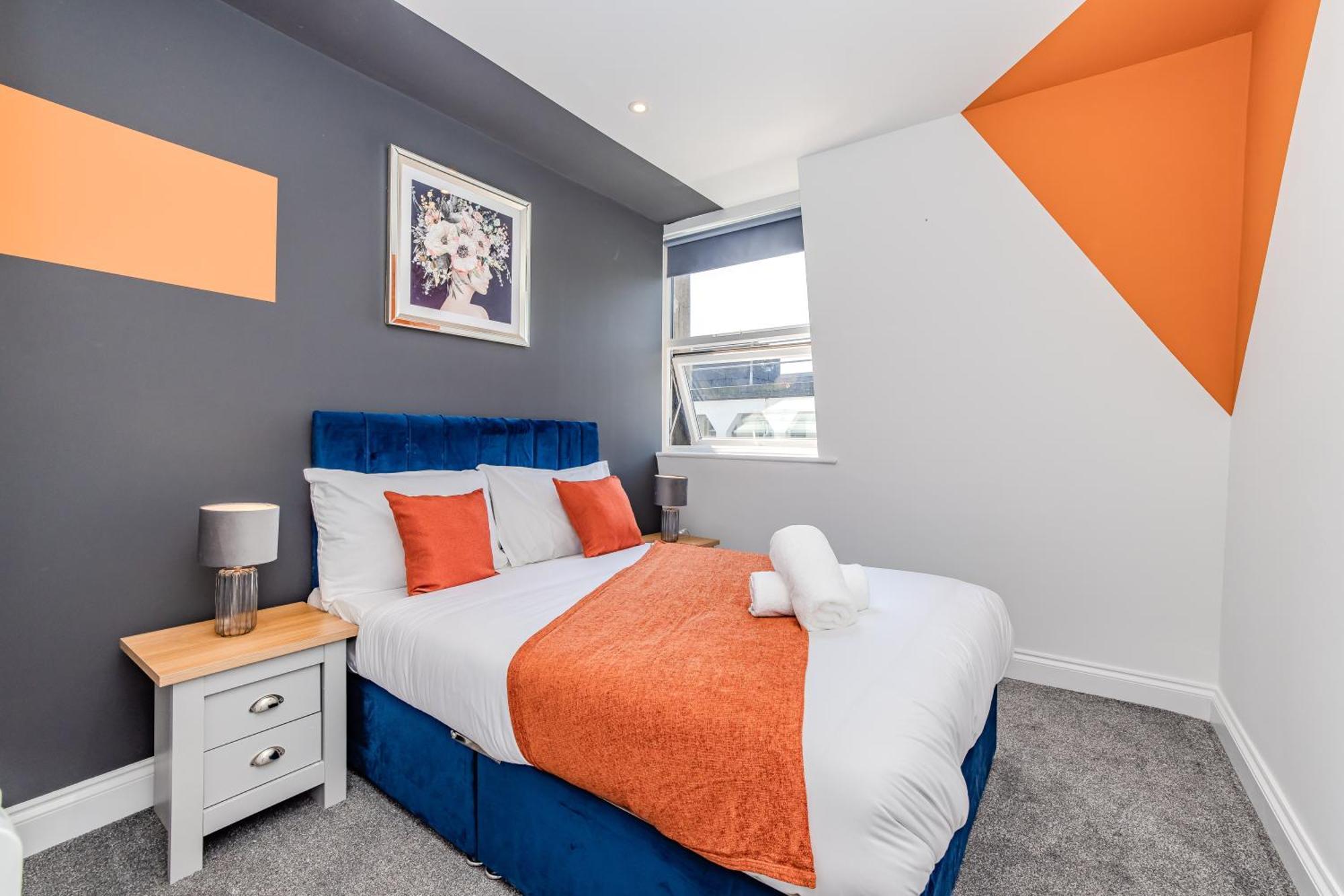 Super 2 Bedroom Flat I Next To Shopping Center & Apartment *