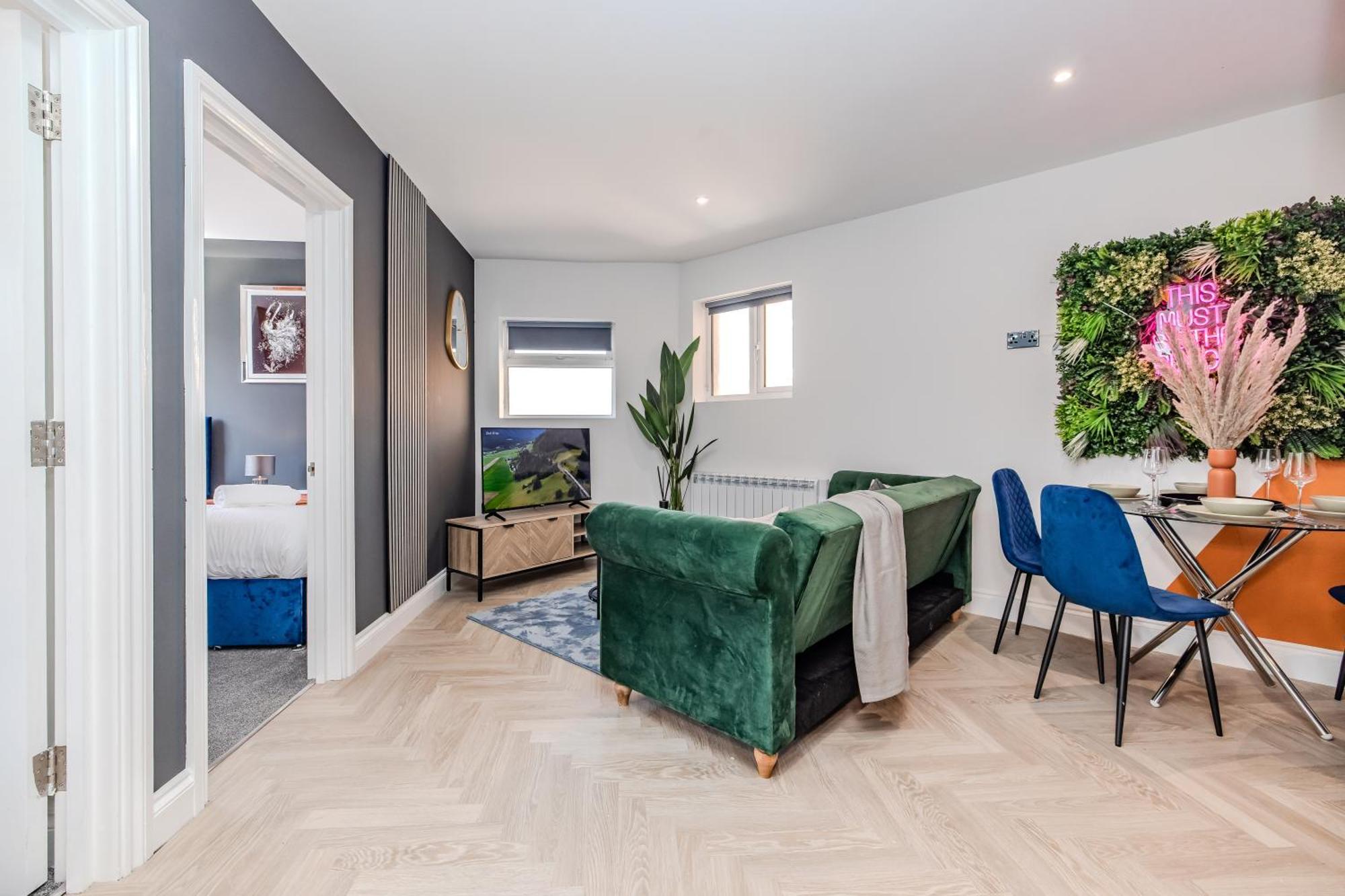 Super 2 Bedroom Flat I Next To Shopping Center & Apartment