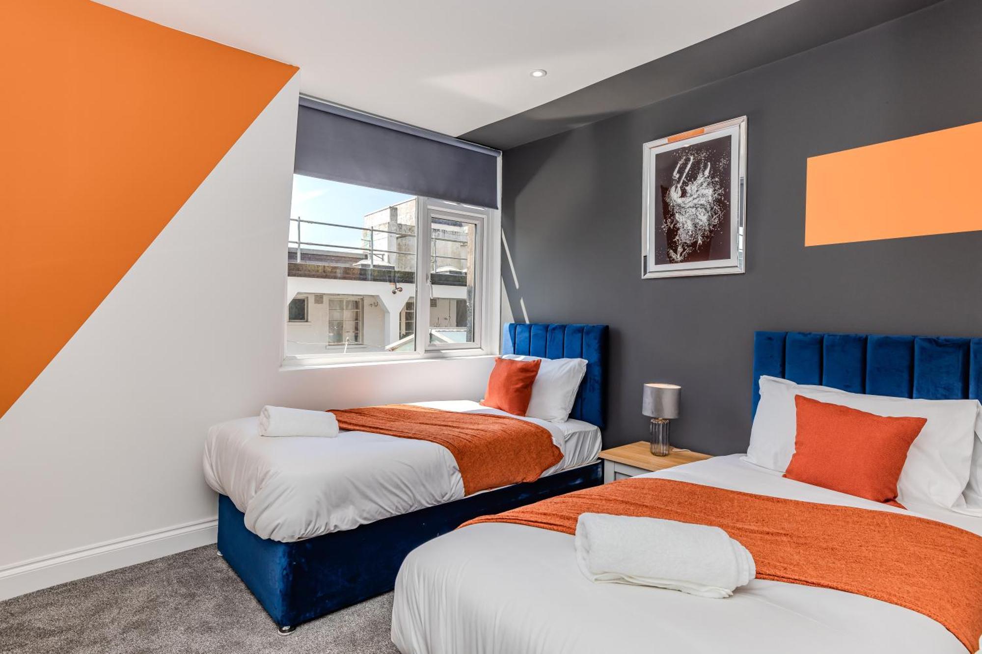 Super 2 Bedroom Flat I Next To Shopping Center &