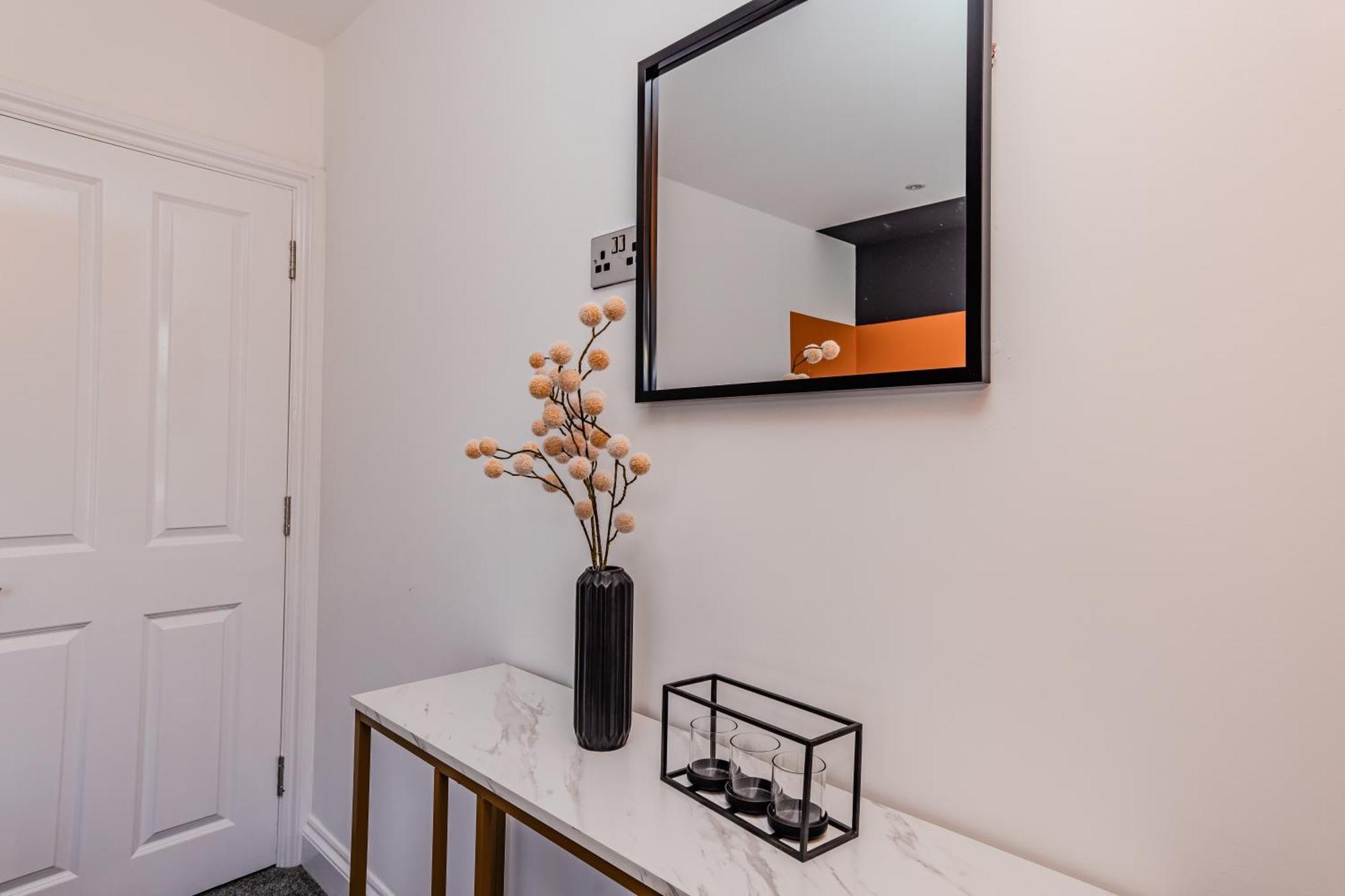 Super 2 Bedroom Flat I Next To Shopping Center & Apartment