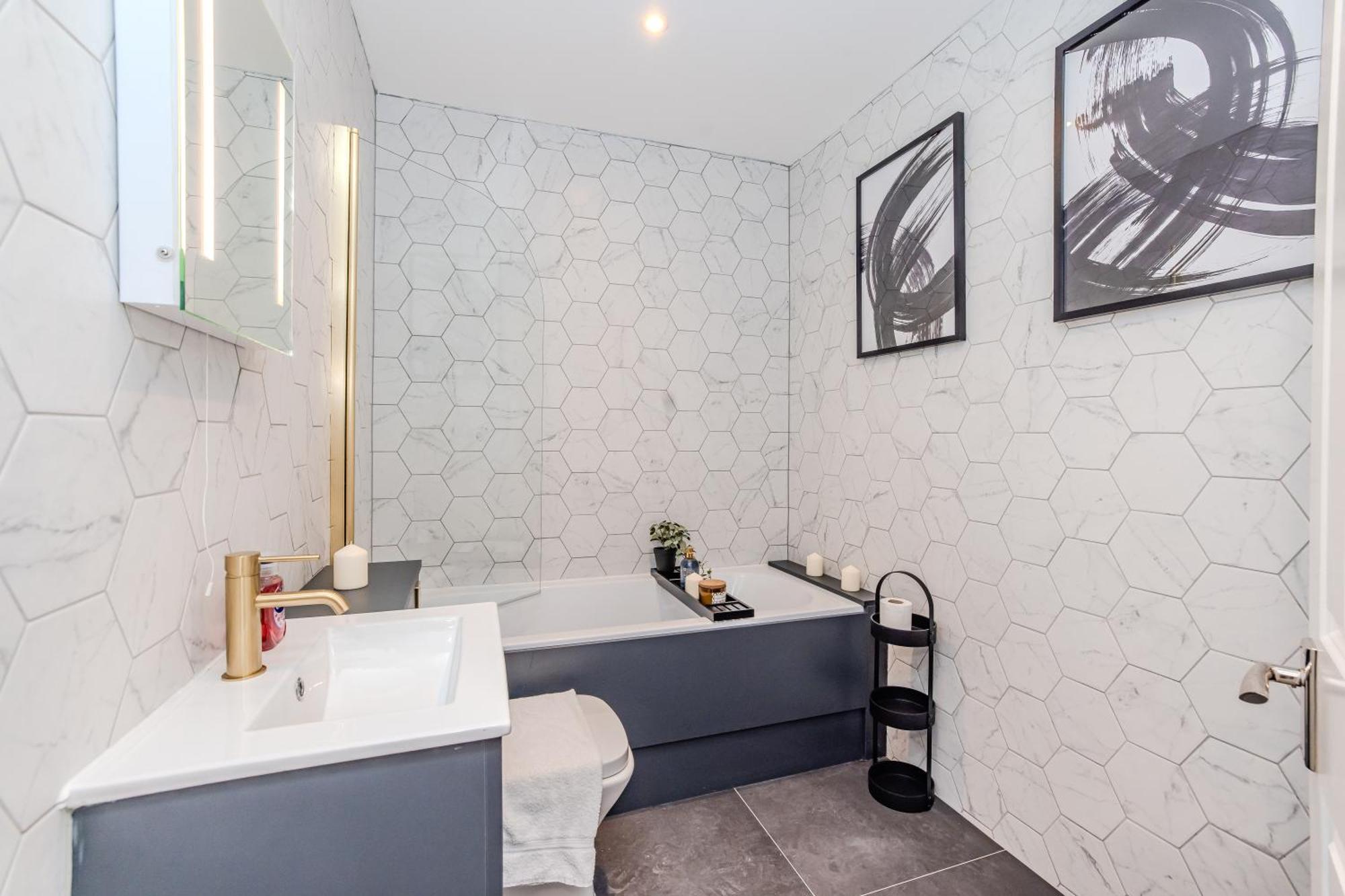Super 2 Bedroom Flat I Next To Shopping Center & *