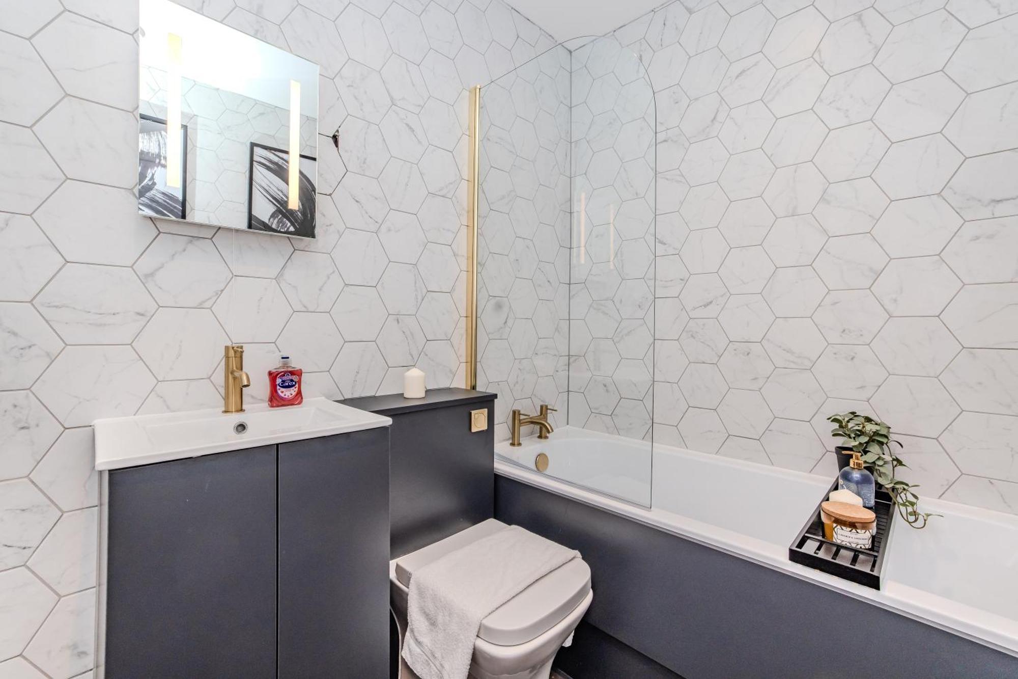 Super 2 Bedroom Flat I Next To Shopping Center & *