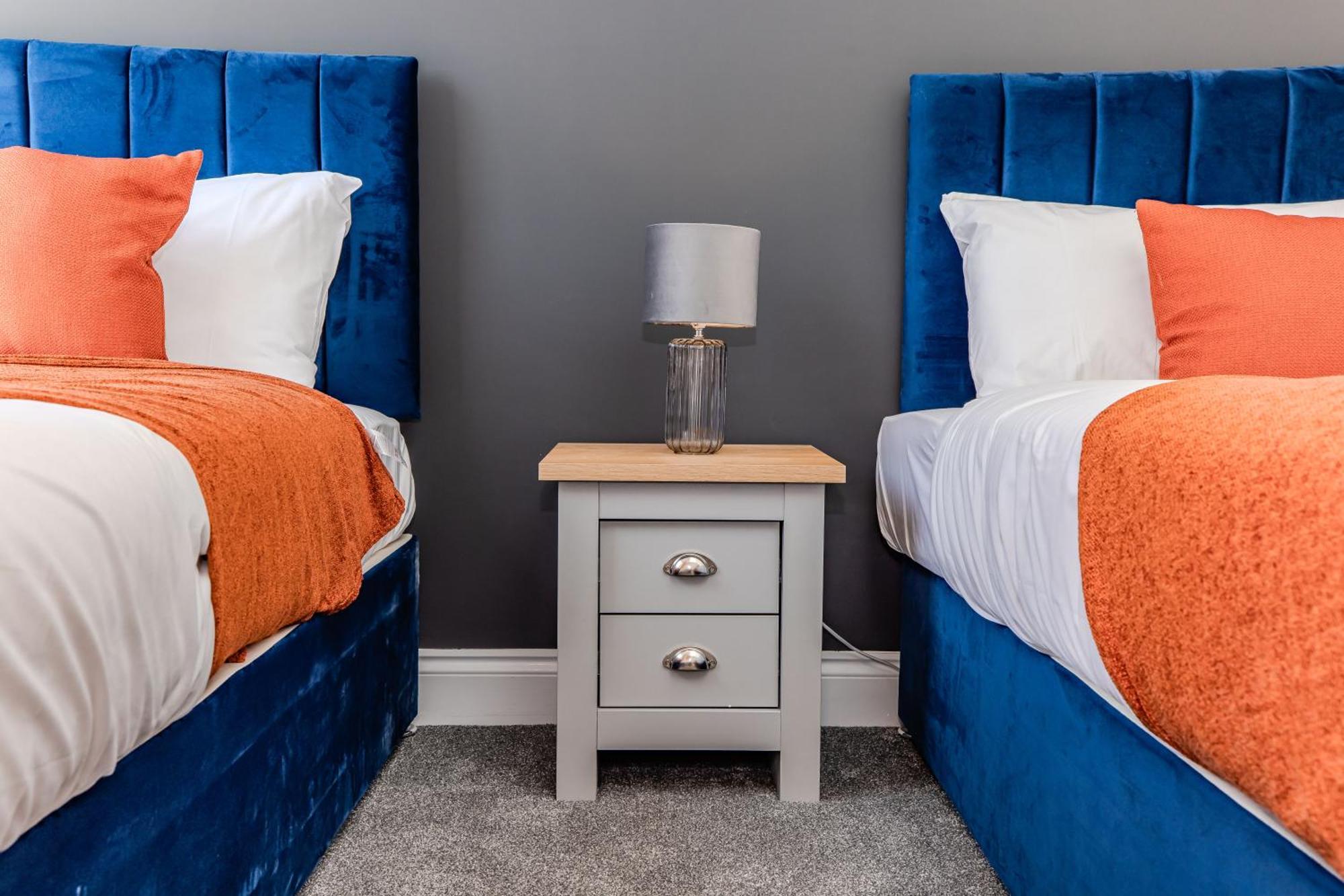 Super 2 Bedroom Flat I Next To Shopping Center &