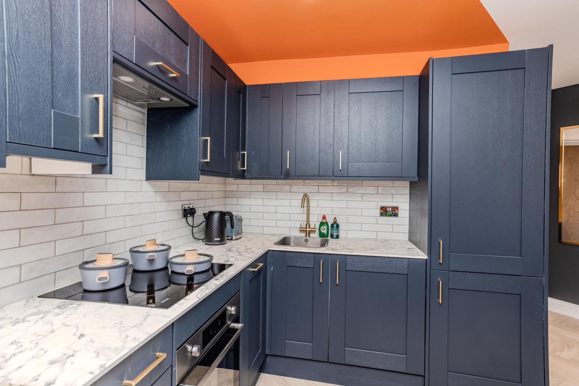 Super 2 Bedroom Flat I Next To Shopping Center & *