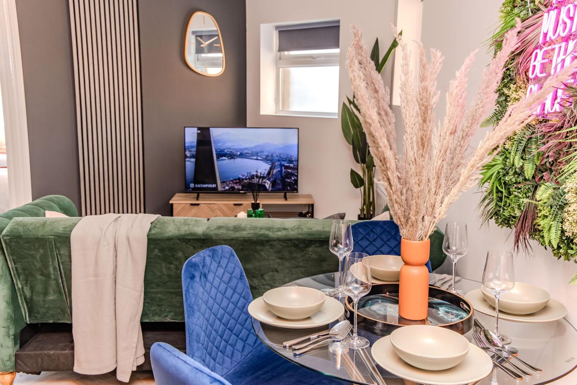 Super 2 Bedroom Flat I Next To Shopping Center & Apartment