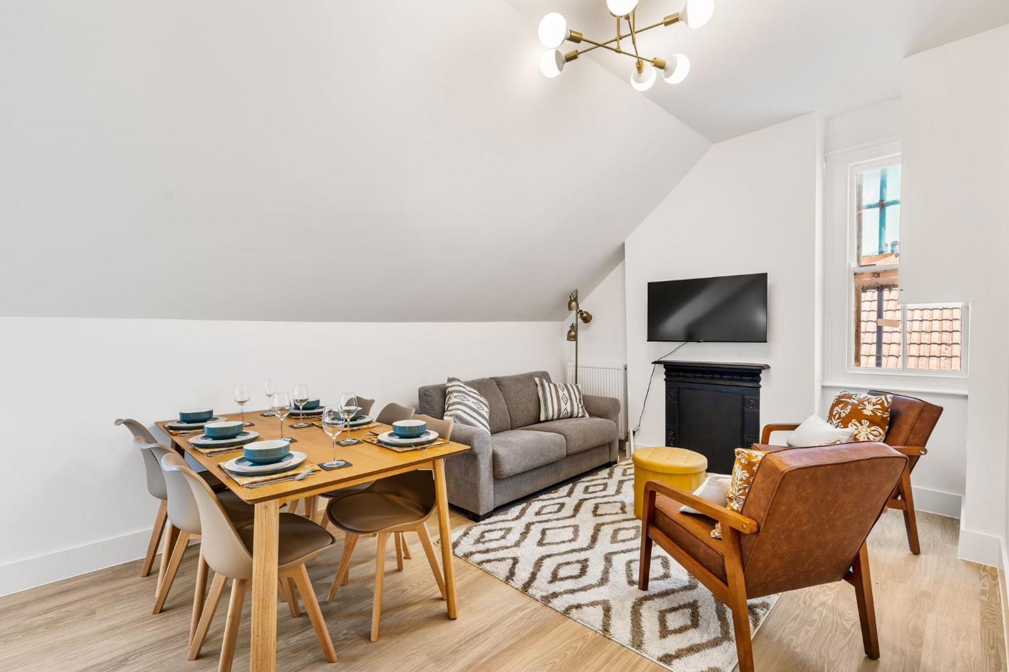 Newly Refurbished In Sleeps 7 *