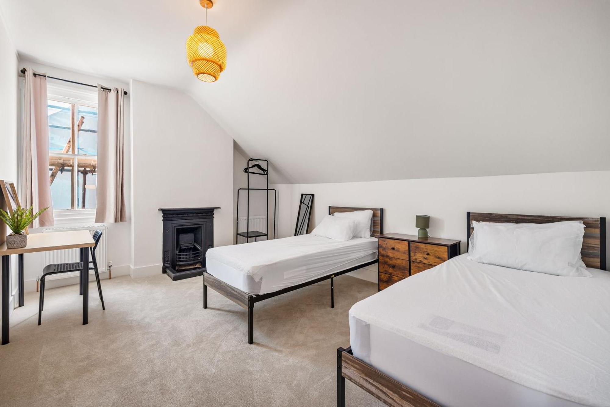 Newly Refurbished In Sleeps 7 Brighton