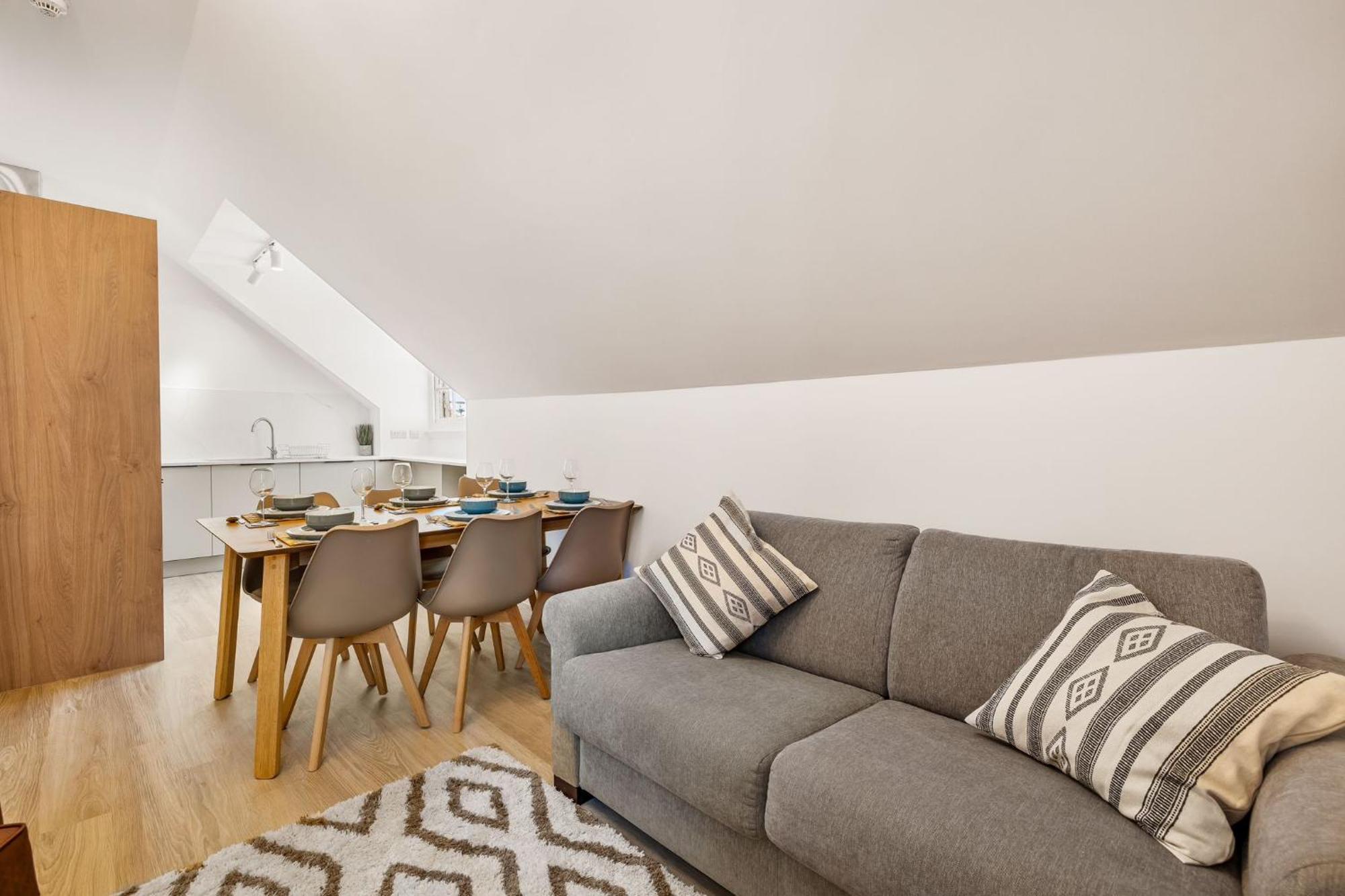 Newly Refurbished In Sleeps 7 Brighton