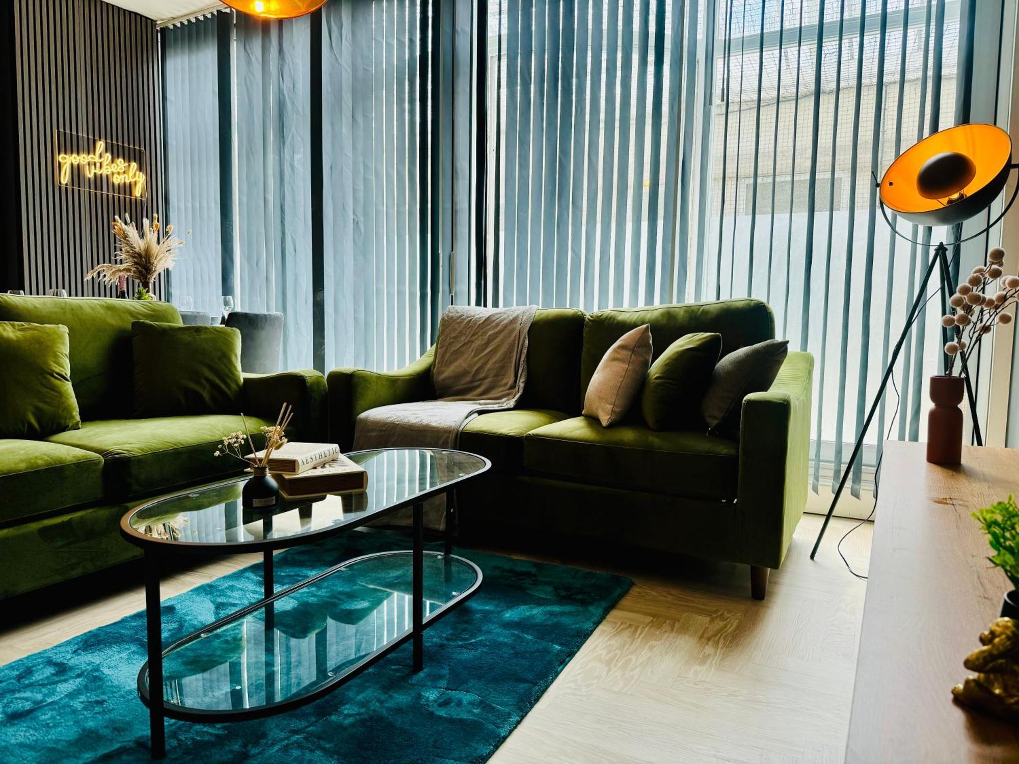 Apartment Next To 3 Bedroom & 2 Bathroom Flat Sleep 12 Guests *