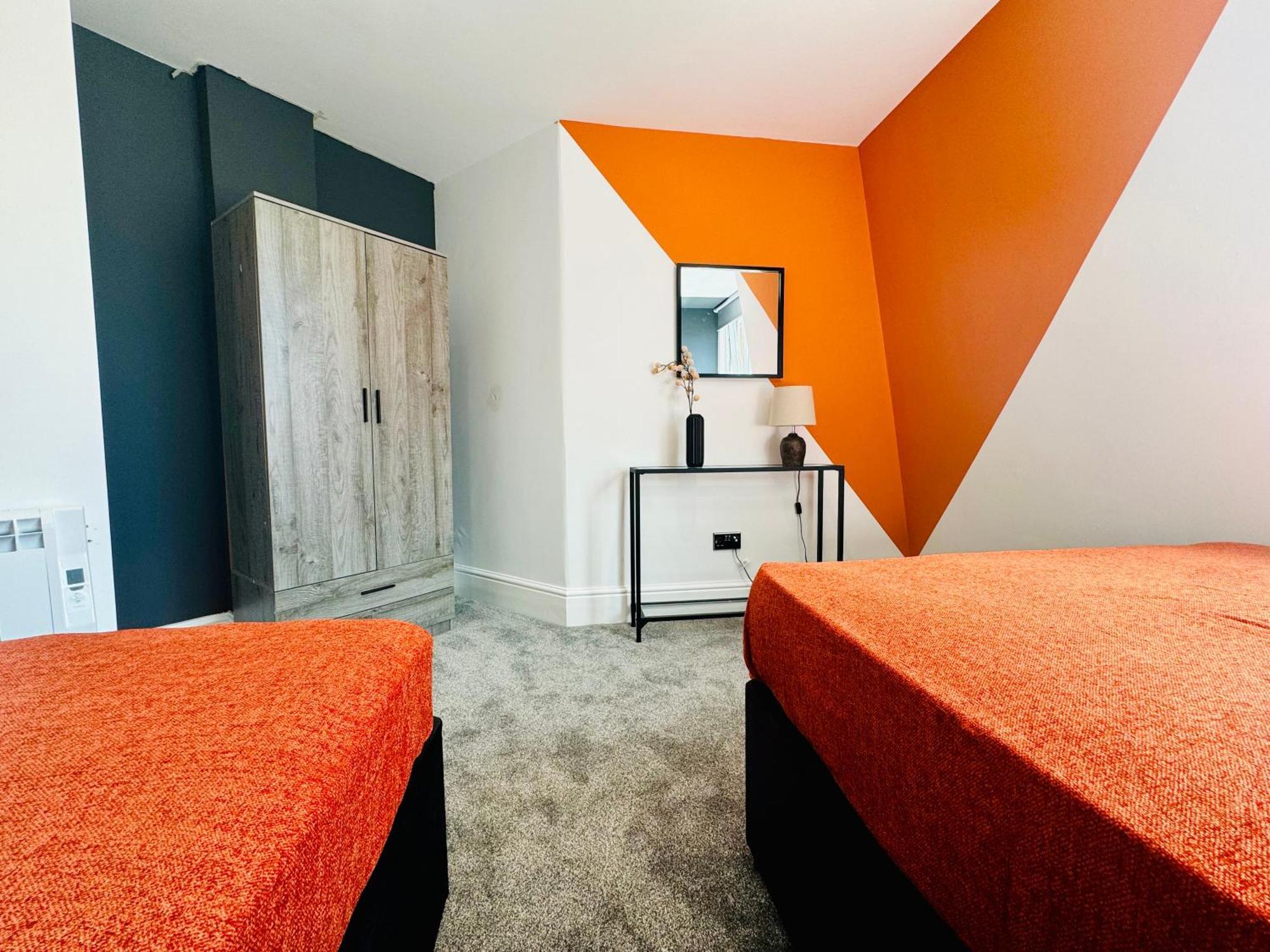 Next To 3 Bedroom & 2 Bathroom Flat Sleep 12 Guests Brighton