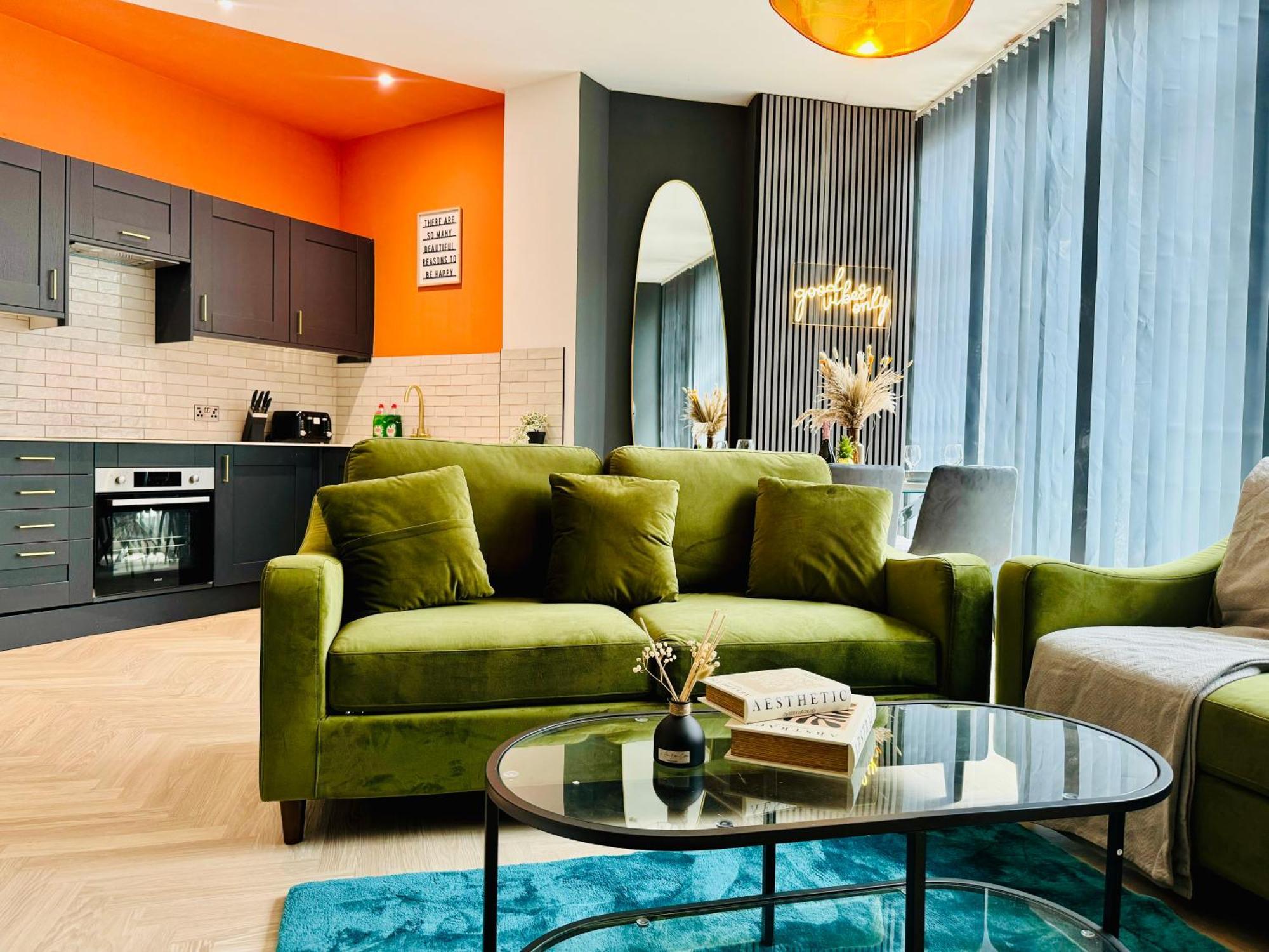 Next To 3 Bedroom & 2 Bathroom Flat Sleep 12 Guests