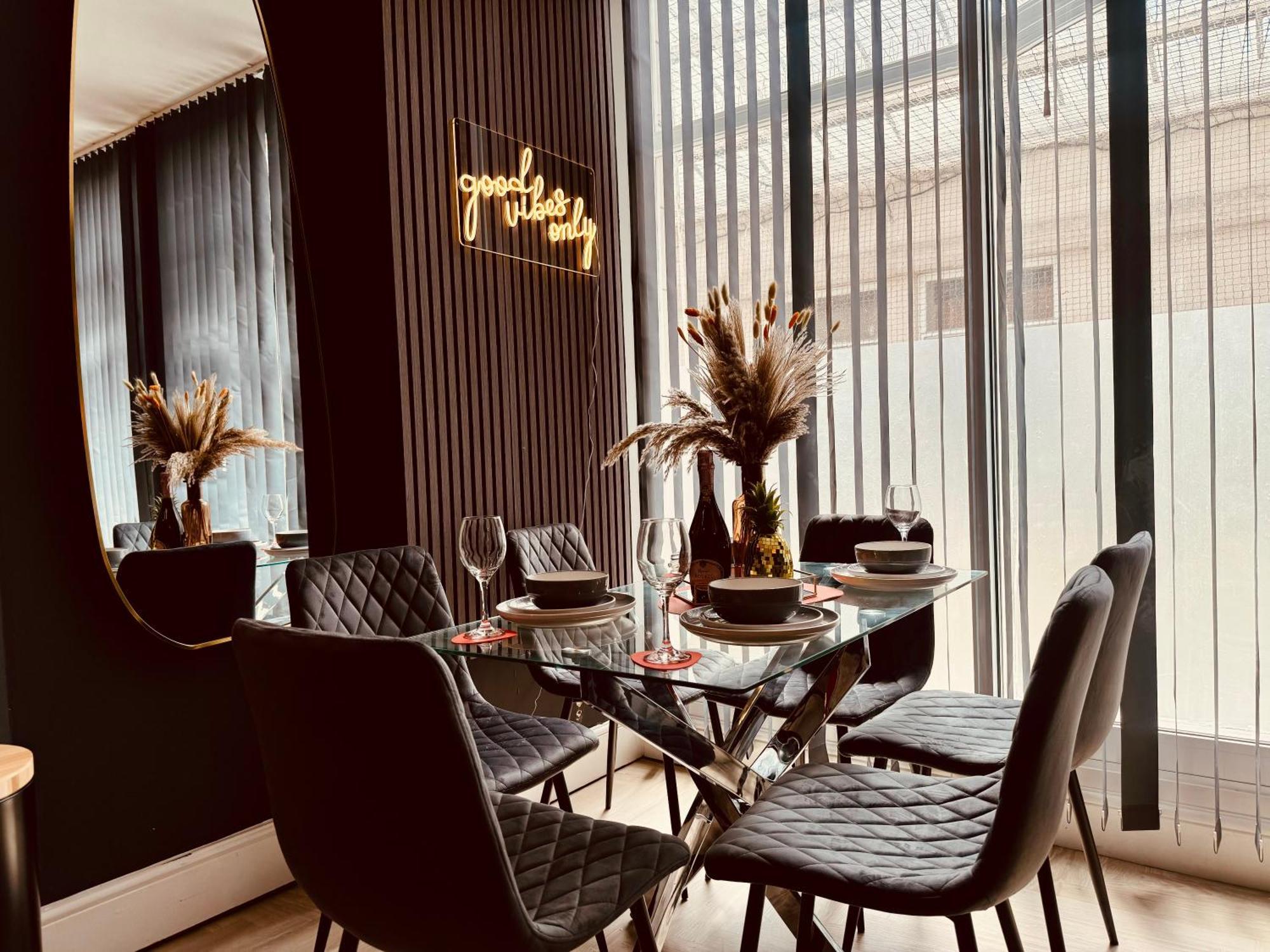 Apartment Next To 3 Bedroom & 2 Bathroom Flat Sleep 12 Guests