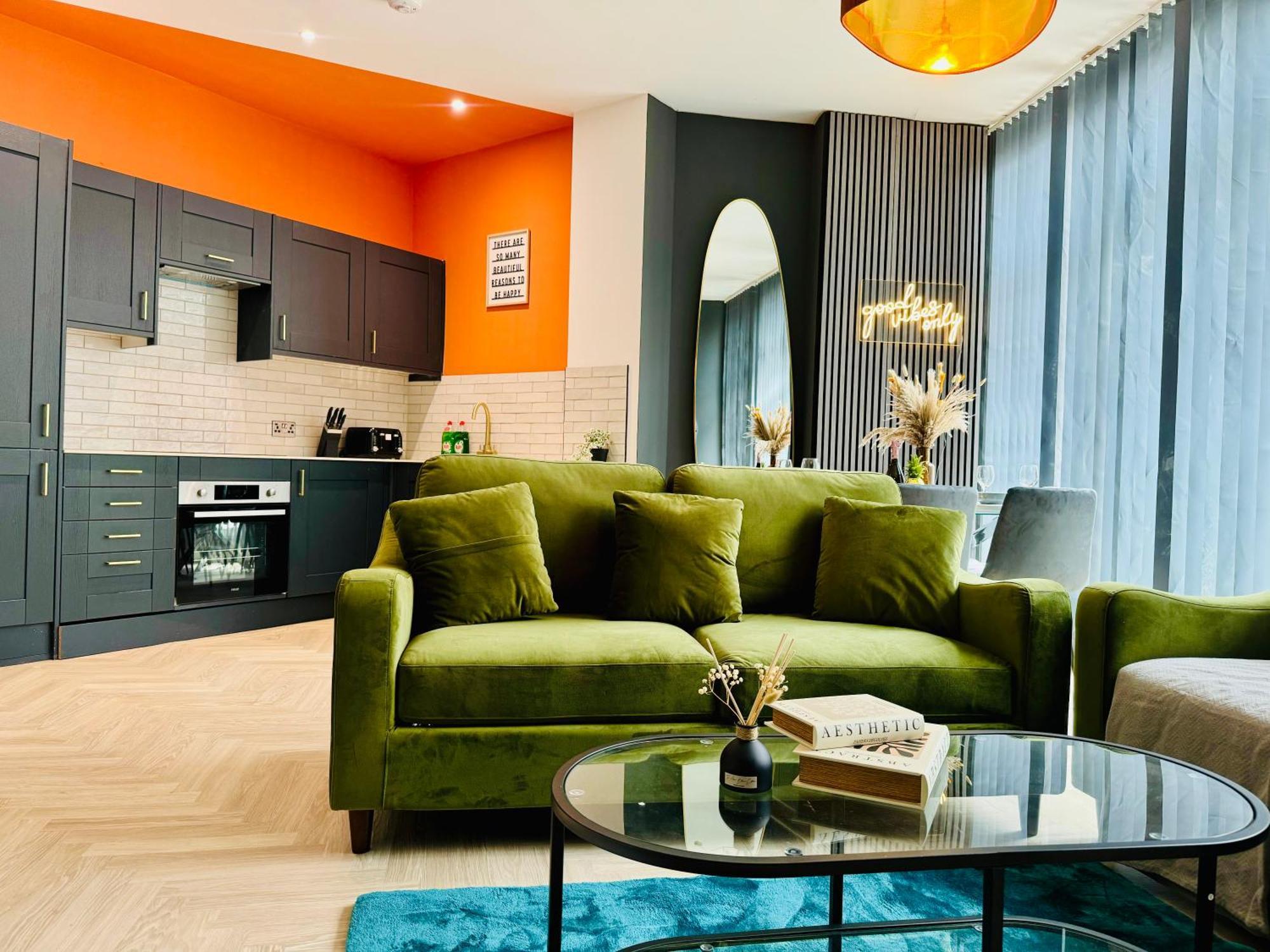 Apartment Next To 3 Bedroom & 2 Bathroom Flat Sleep 12 Guests *