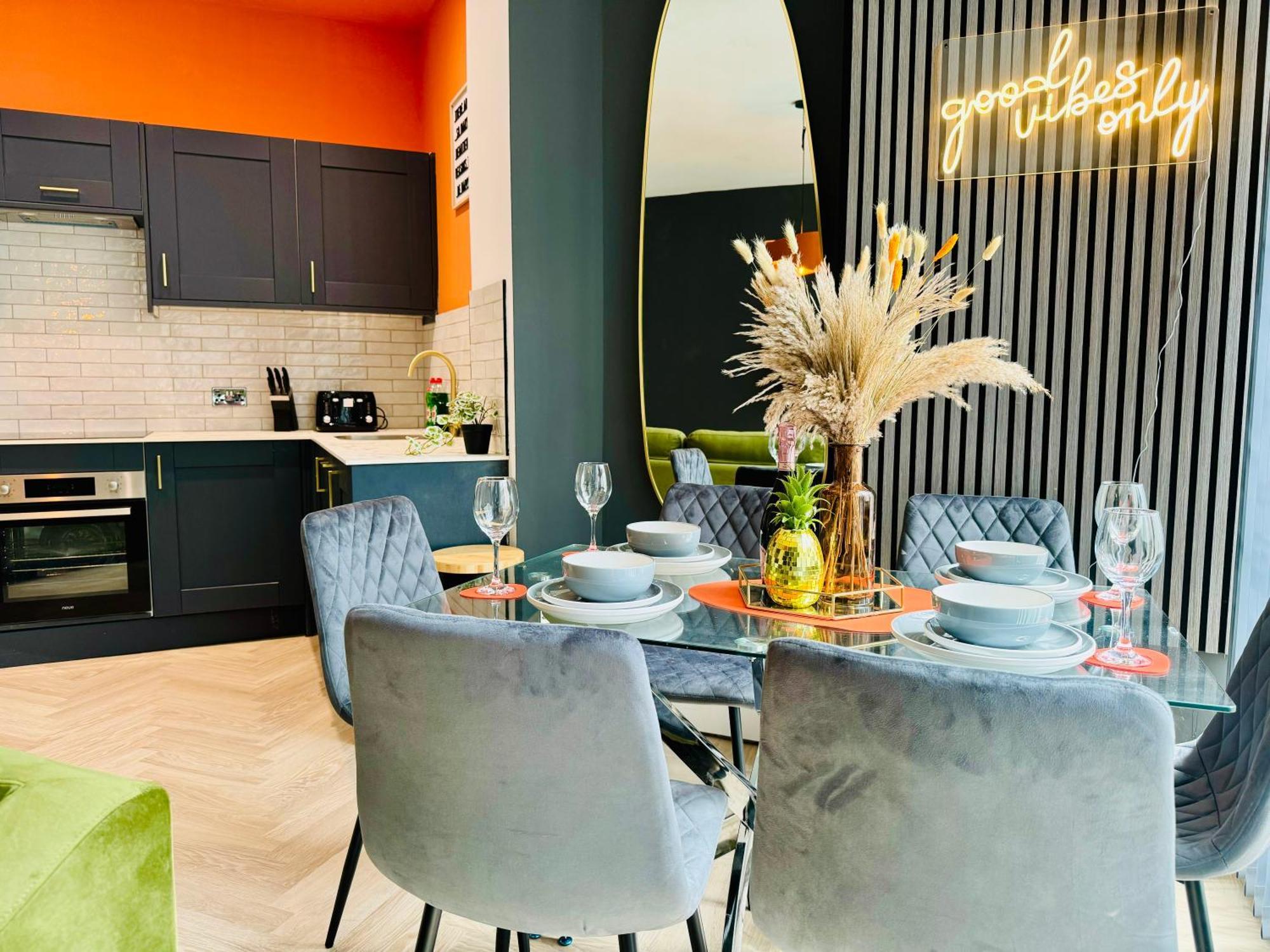 Next To 3 Bedroom & 2 Bathroom Flat Sleep 12 Guests
