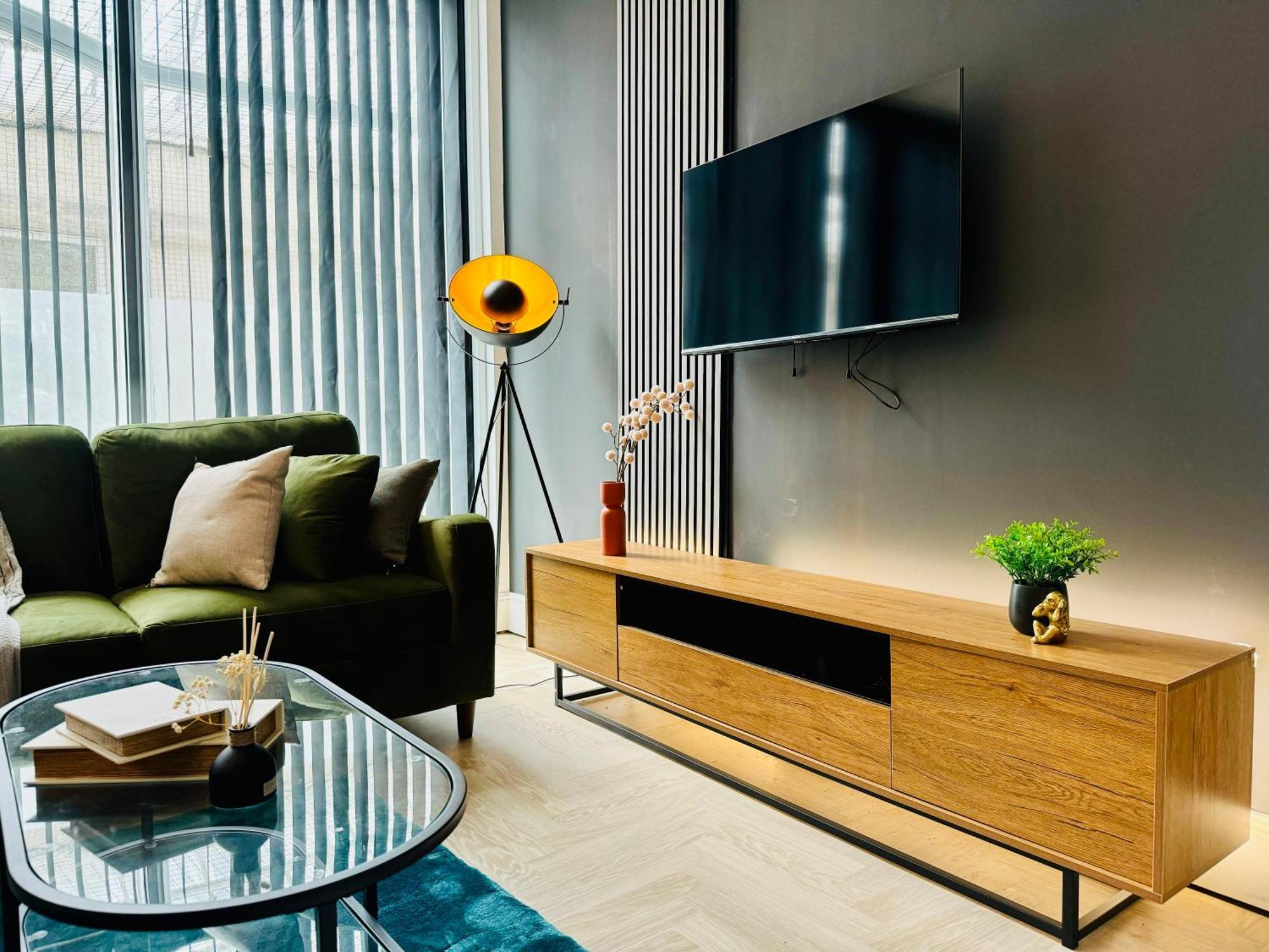 Next To 3 Bedroom & 2 Bathroom Flat Sleep 12 Guests Apartment