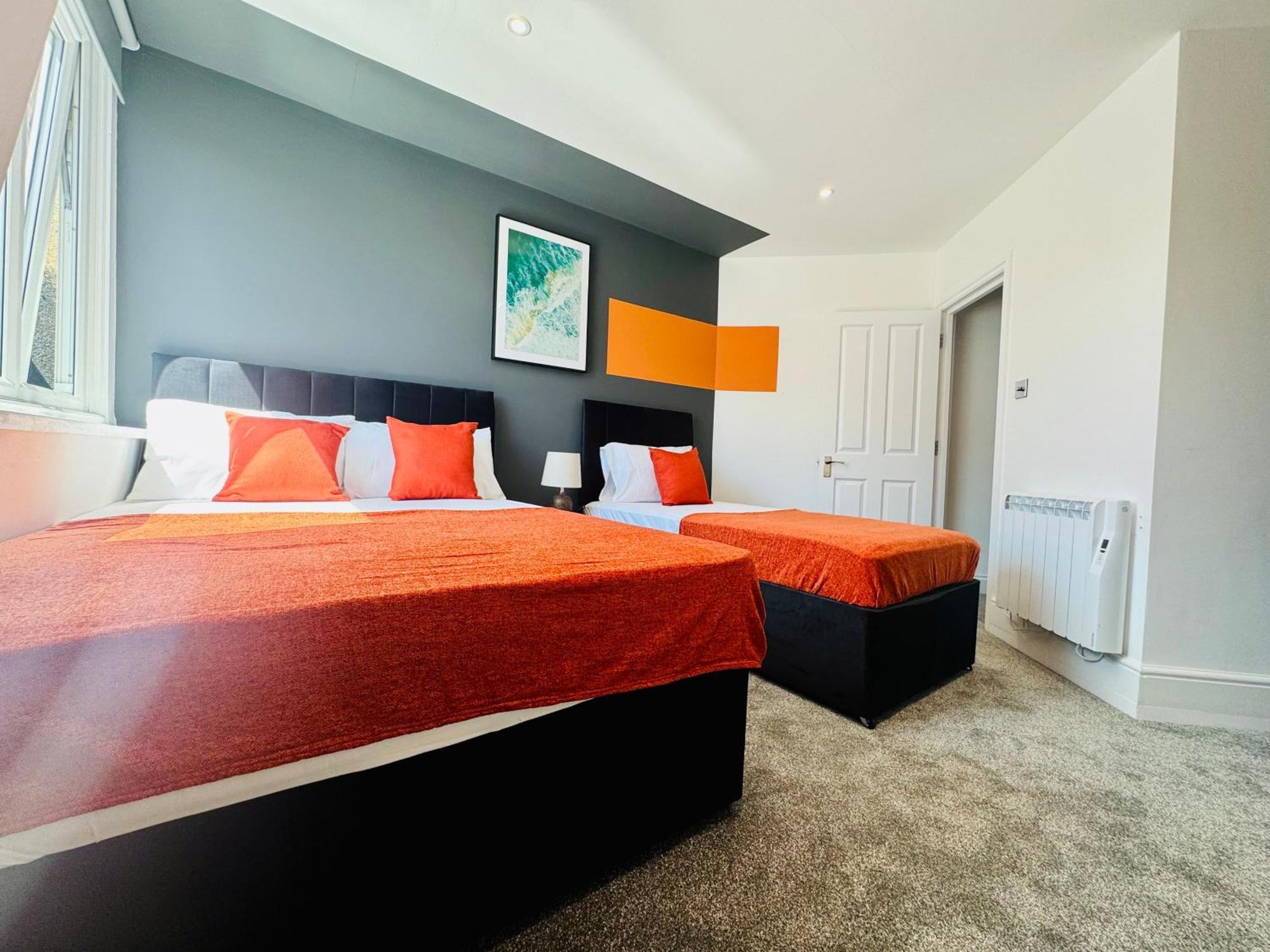 Next To 3 Bedroom & 2 Bathroom Flat Sleep 12 Guests Apartment *