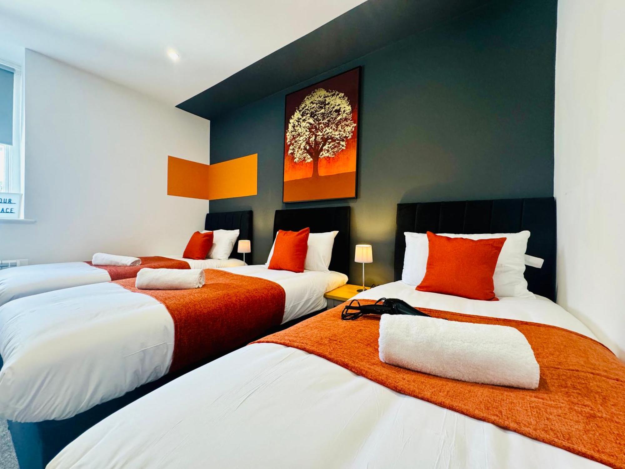 Apartment Next To 3 Bedroom & 2 Bathroom Flat Sleep 12 Guests *