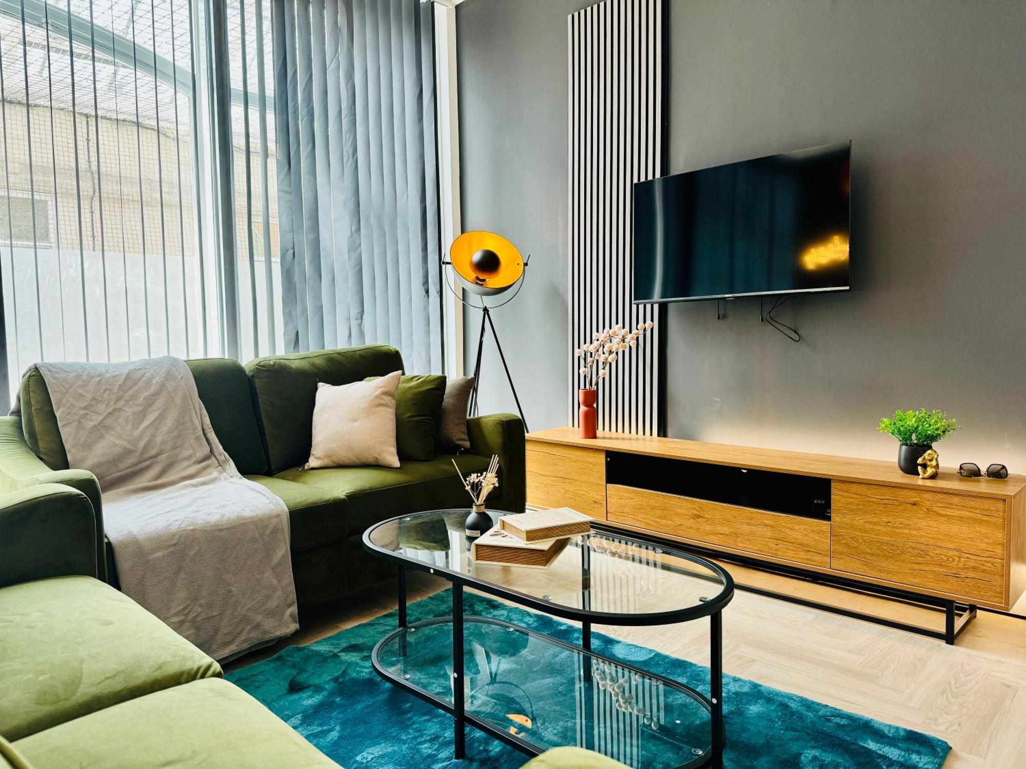 Next To 3 Bedroom & 2 Bathroom Flat Sleep 12 Guests Brighton