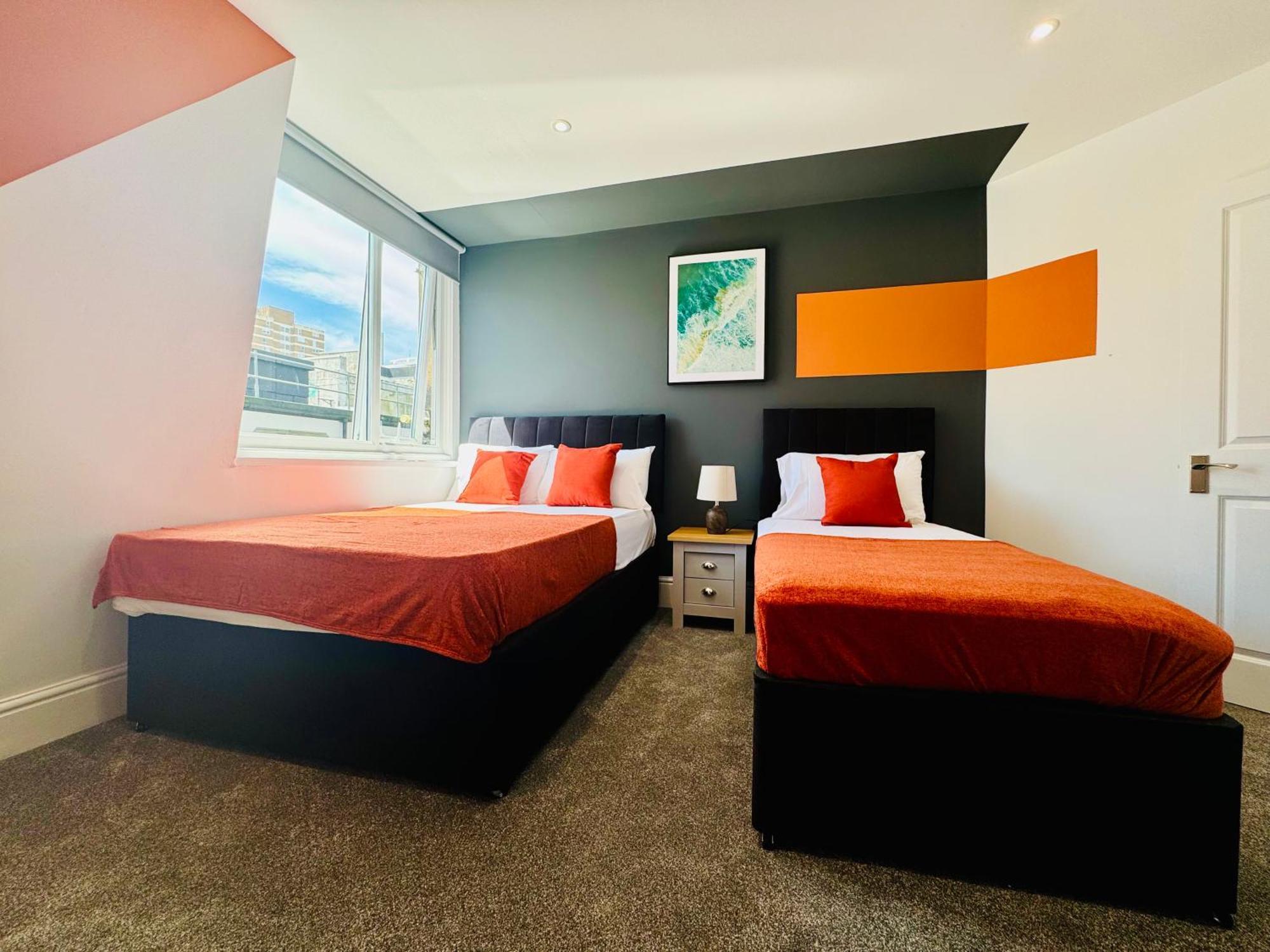 Next To 3 Bedroom & 2 Bathroom Flat Sleep 12 Guests * Brighton