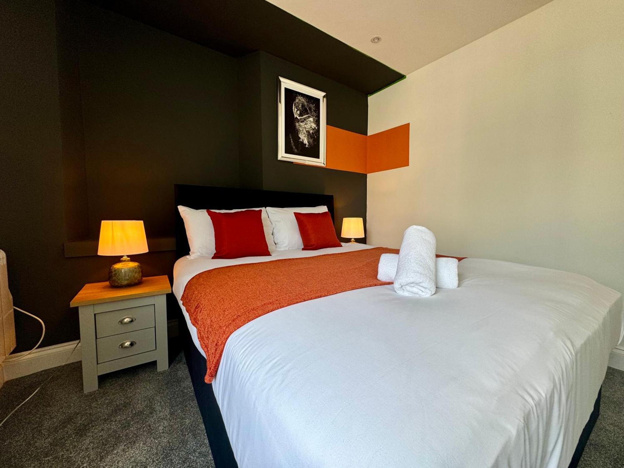Next To 3 Bedroom & 2 Bathroom Flat Sleep 12 Guests
