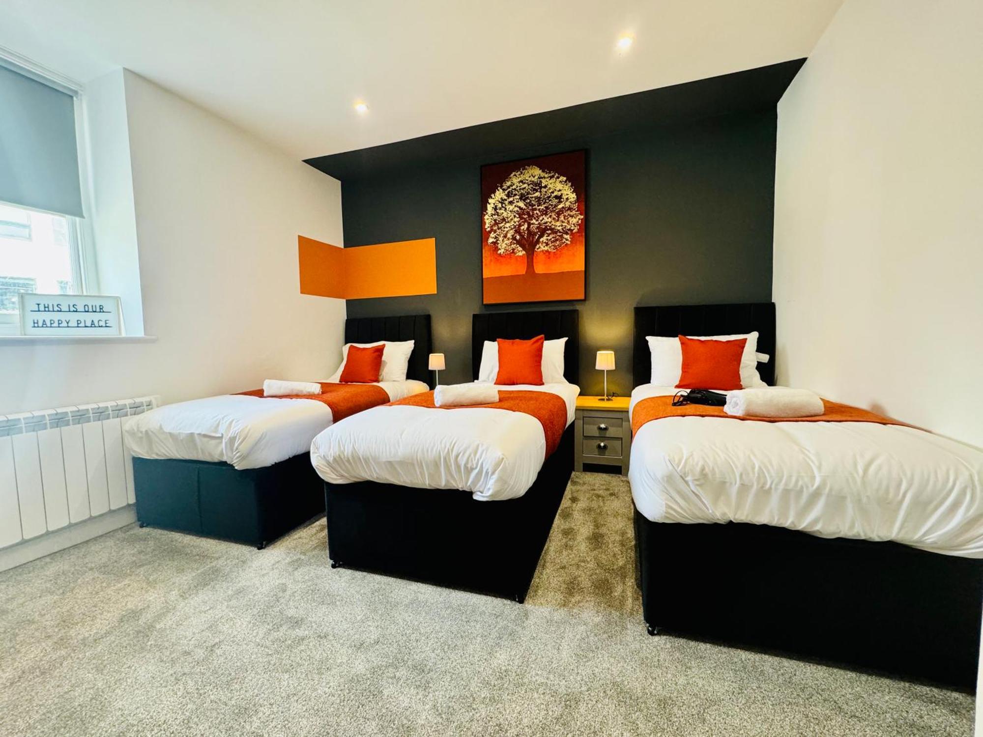 Apartment Next To 3 Bedroom & 2 Bathroom Flat Sleep 12 Guests *