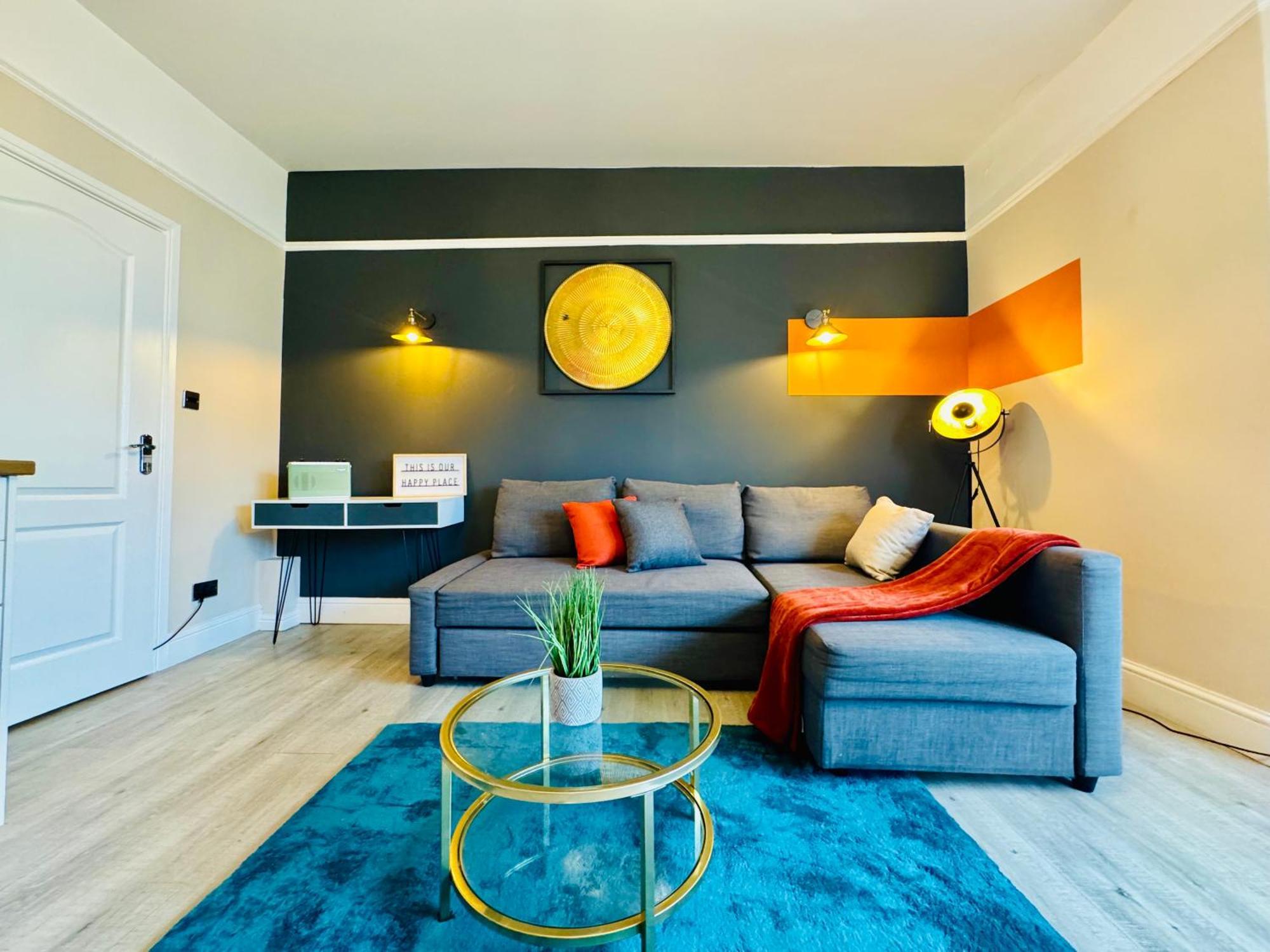 Apartment 2 Bedroom Flat Next To & Churchill Square *