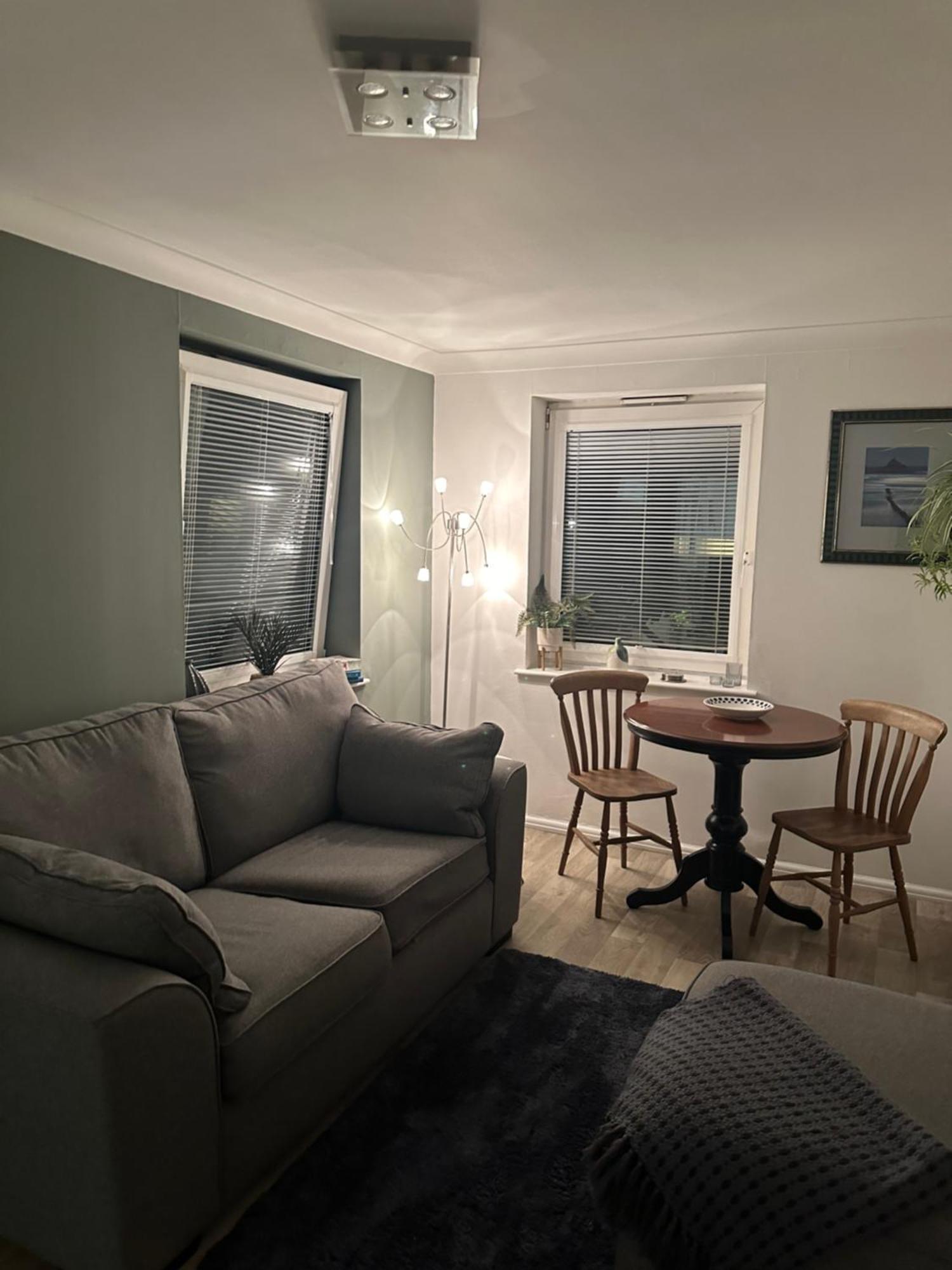 Move Up 365 ' A Stones Throw ' Apartment *