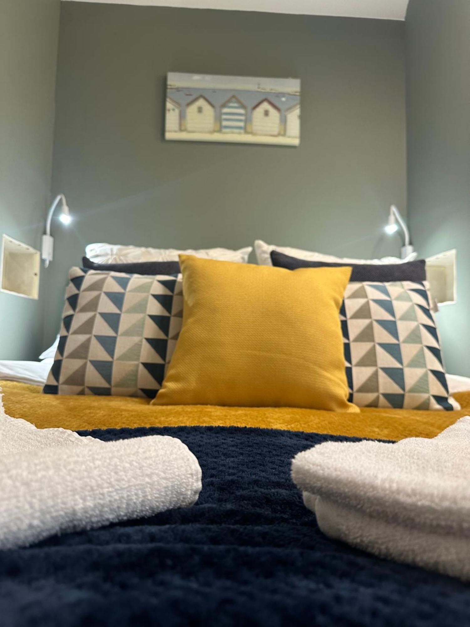 Move Up 365 ' A Stones Throw ' Apartment *