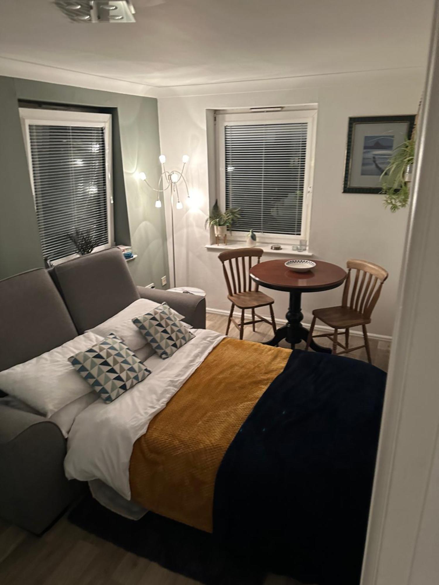 Move Up 365 ' A Stones Throw ' Apartment *