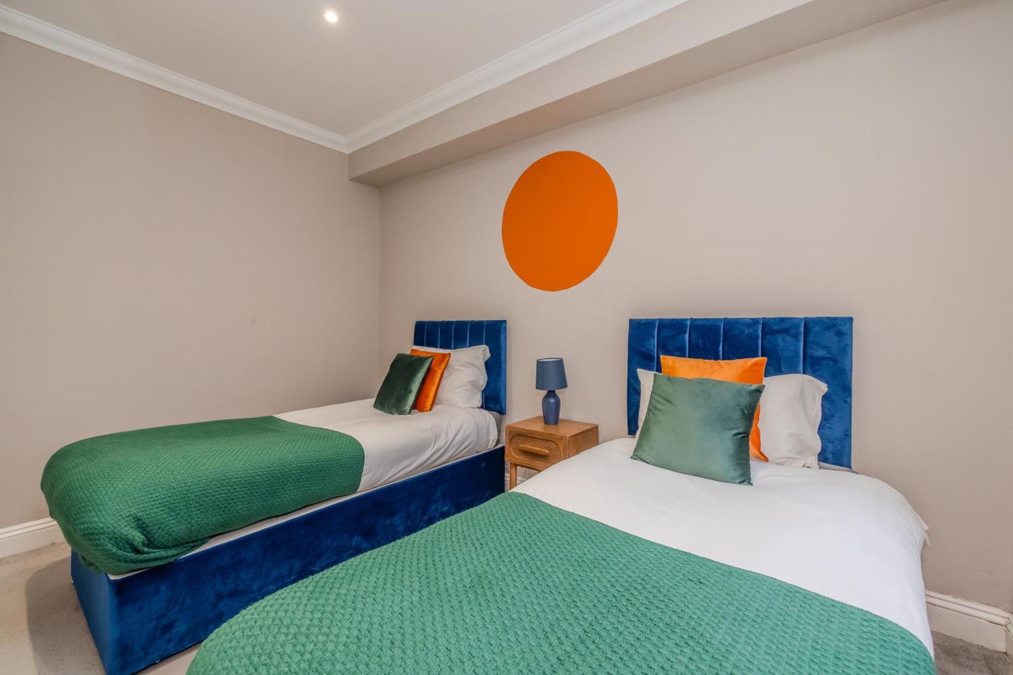 Beautiful 2 Bedroom Flat Next To & North Lanes *