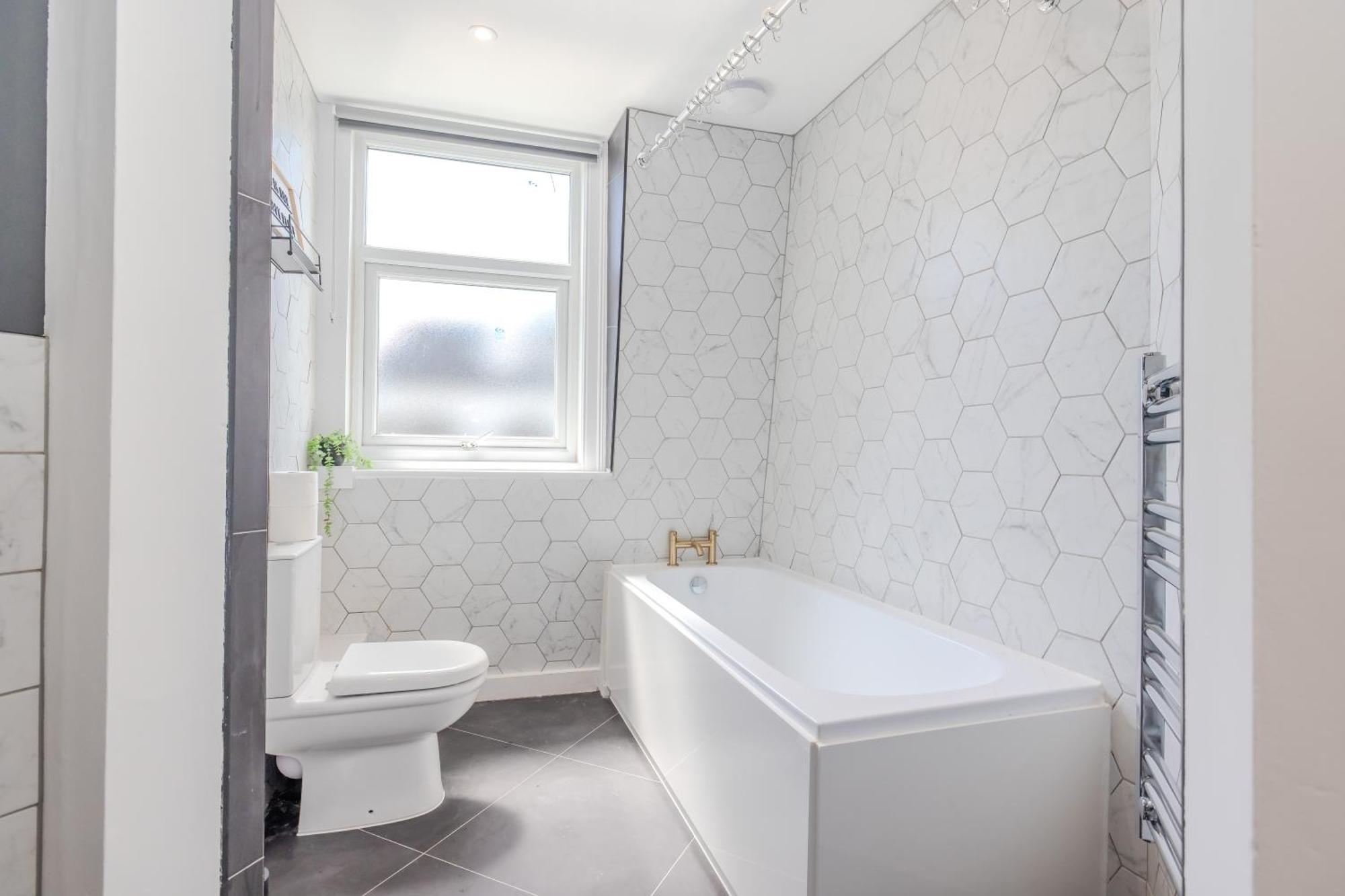 Stylish 3 Bedroom Next To And Shopping Center