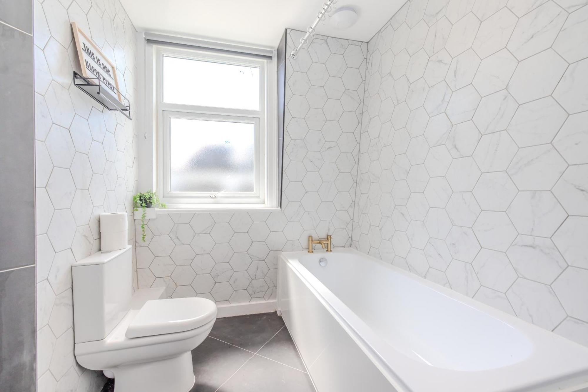 Stylish 3 Bedroom Next To And Shopping Center Brighton