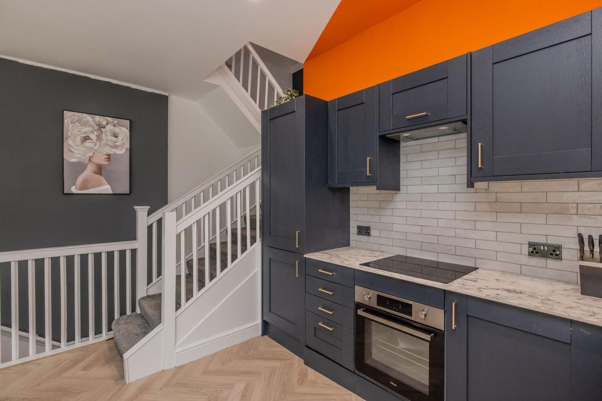 Stylish 3 Bedroom Next To And Shopping Center