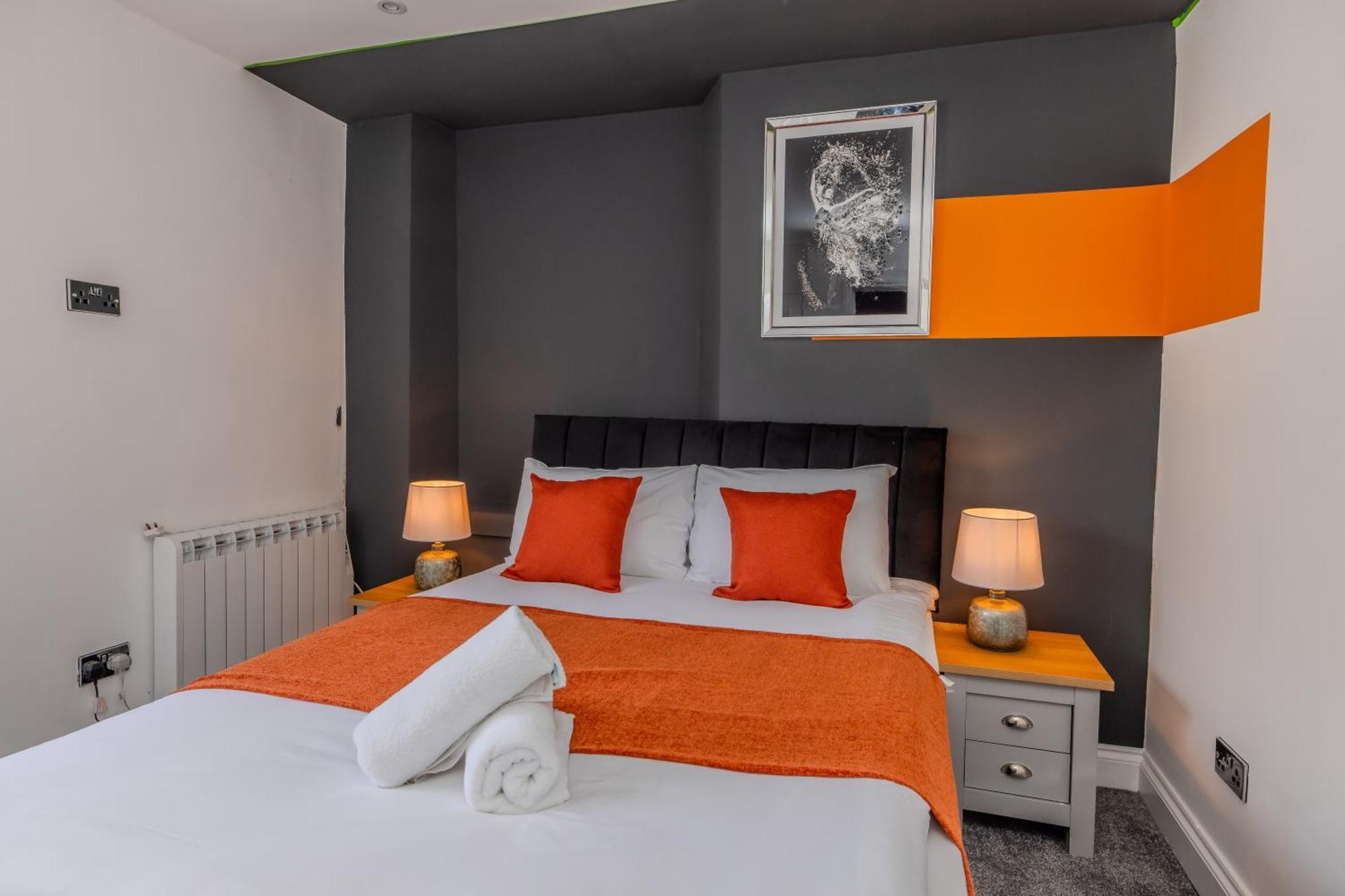 Stylish 3 Bedroom Next To And Shopping Center Apartment *