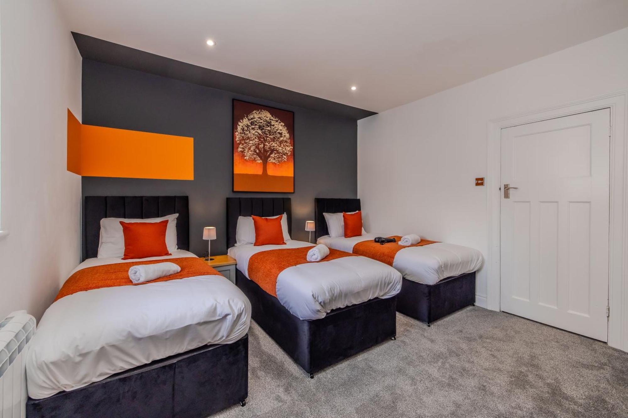 Stylish 3 Bedroom Next To And Shopping Center