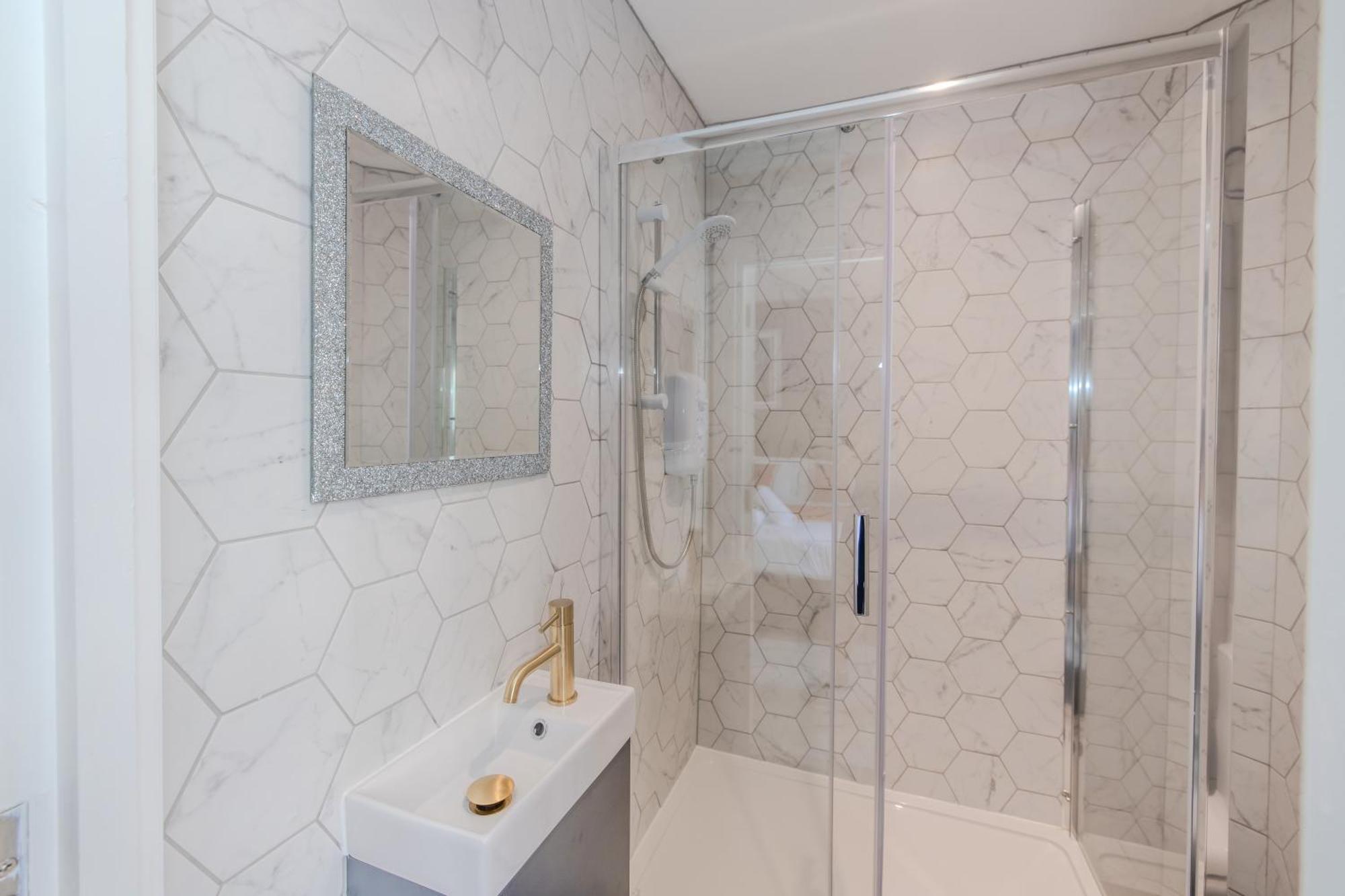 Stylish 3 Bedroom Next To And Shopping Center