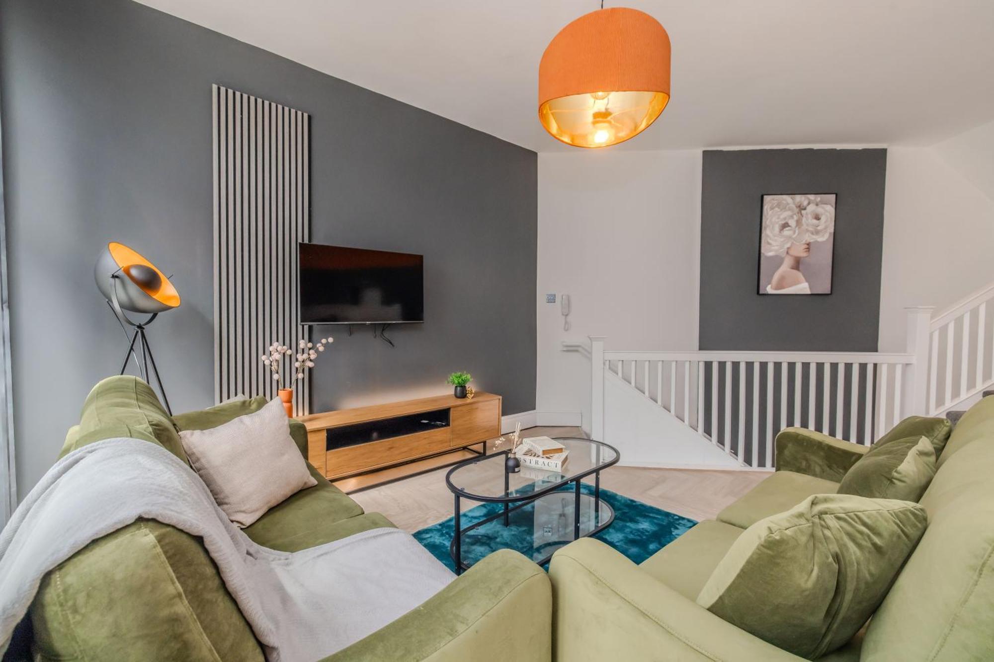 Stylish 3 Bedroom Next To And Shopping Center Apartment