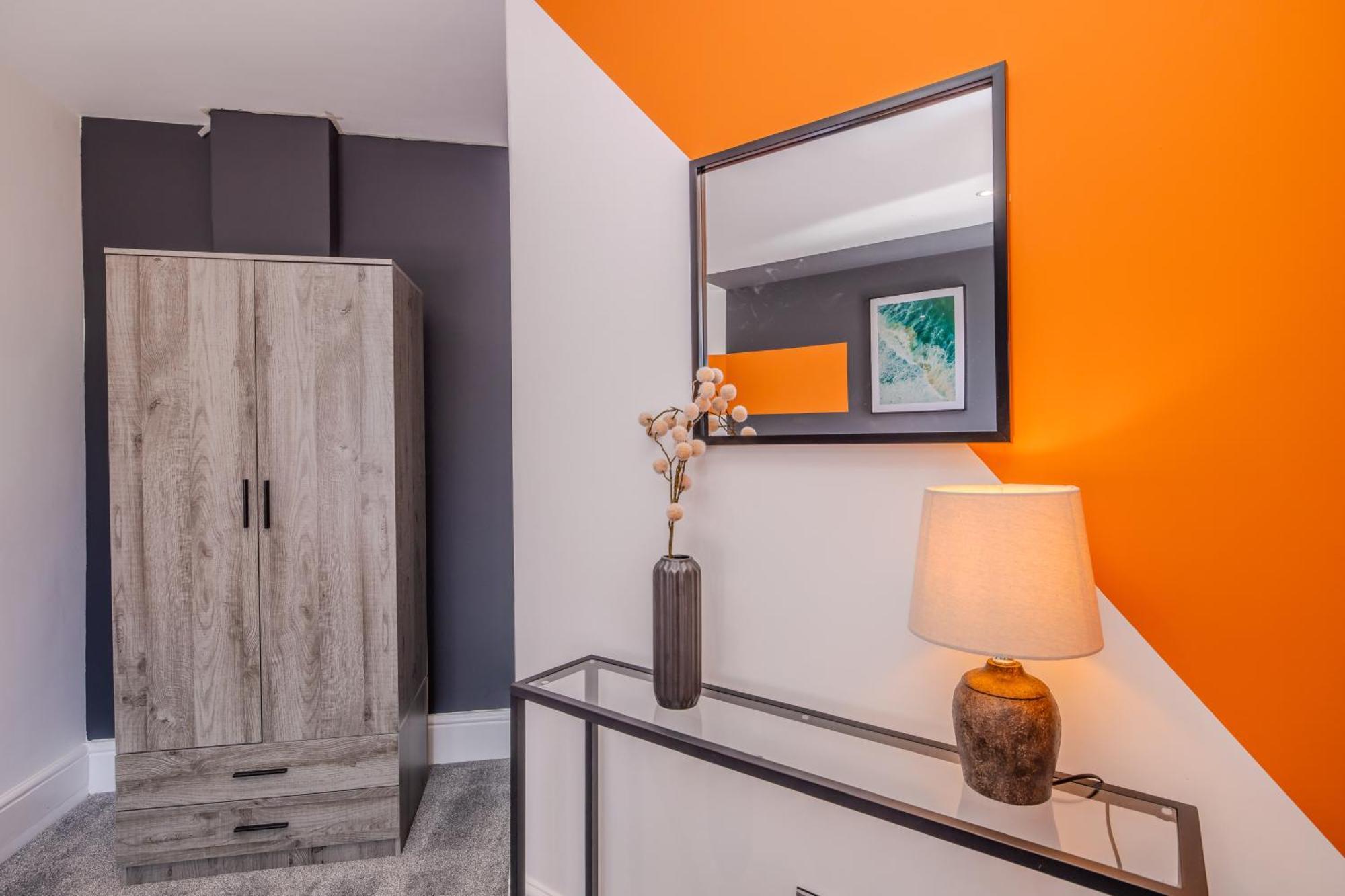 Apartment Stylish 3 Bedroom Next To And Shopping Center *