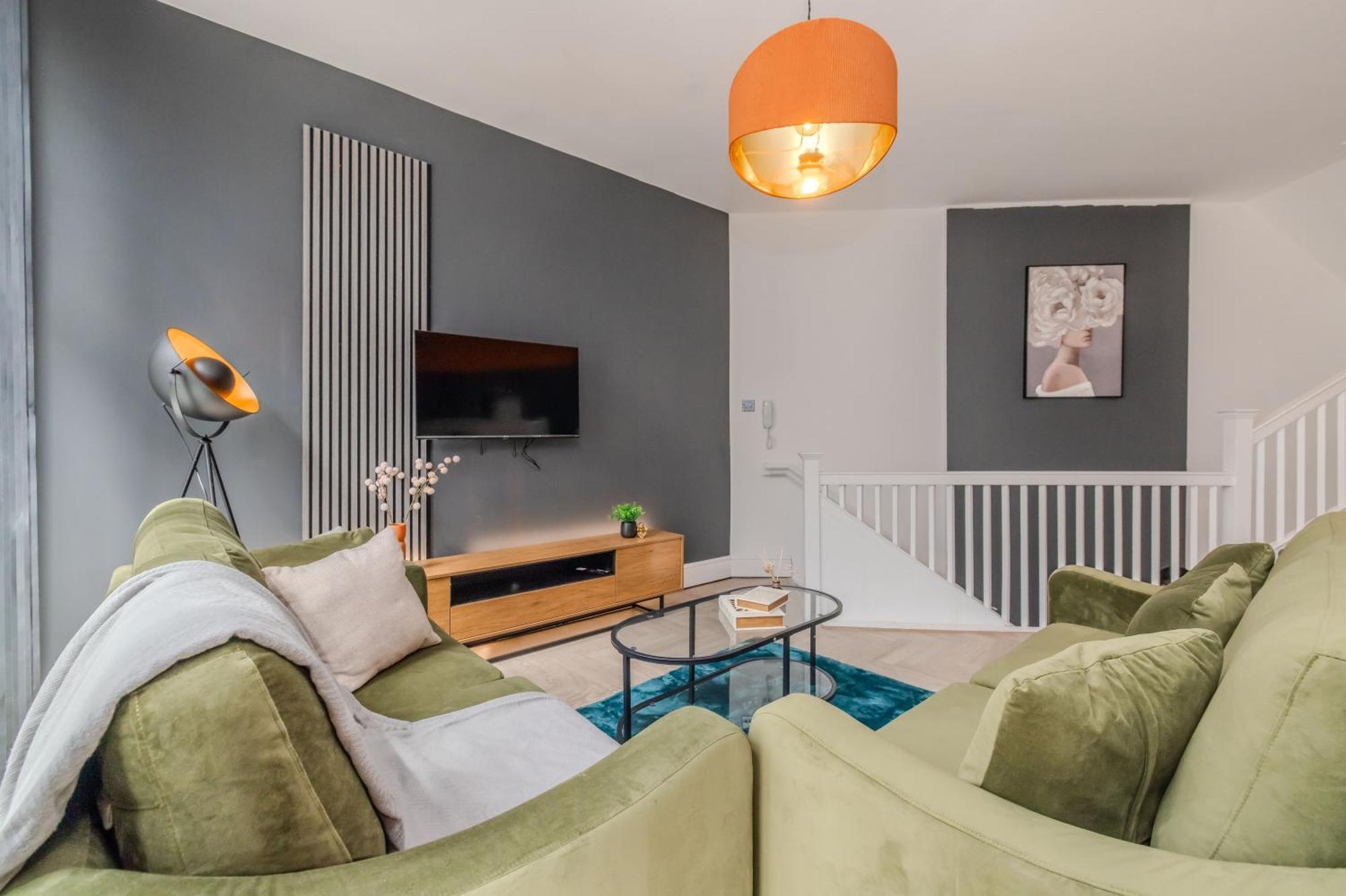 Stylish 3 Bedroom Next To And Shopping Center Brighton