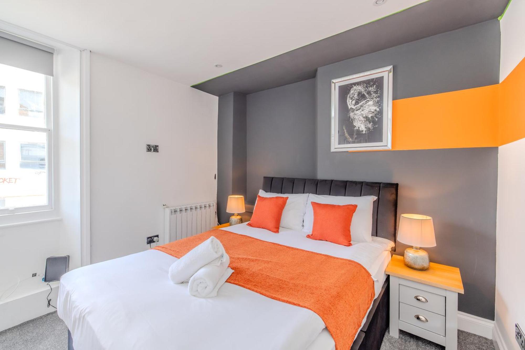 Stylish 3 Bedroom Next To And Shopping Center * Brighton