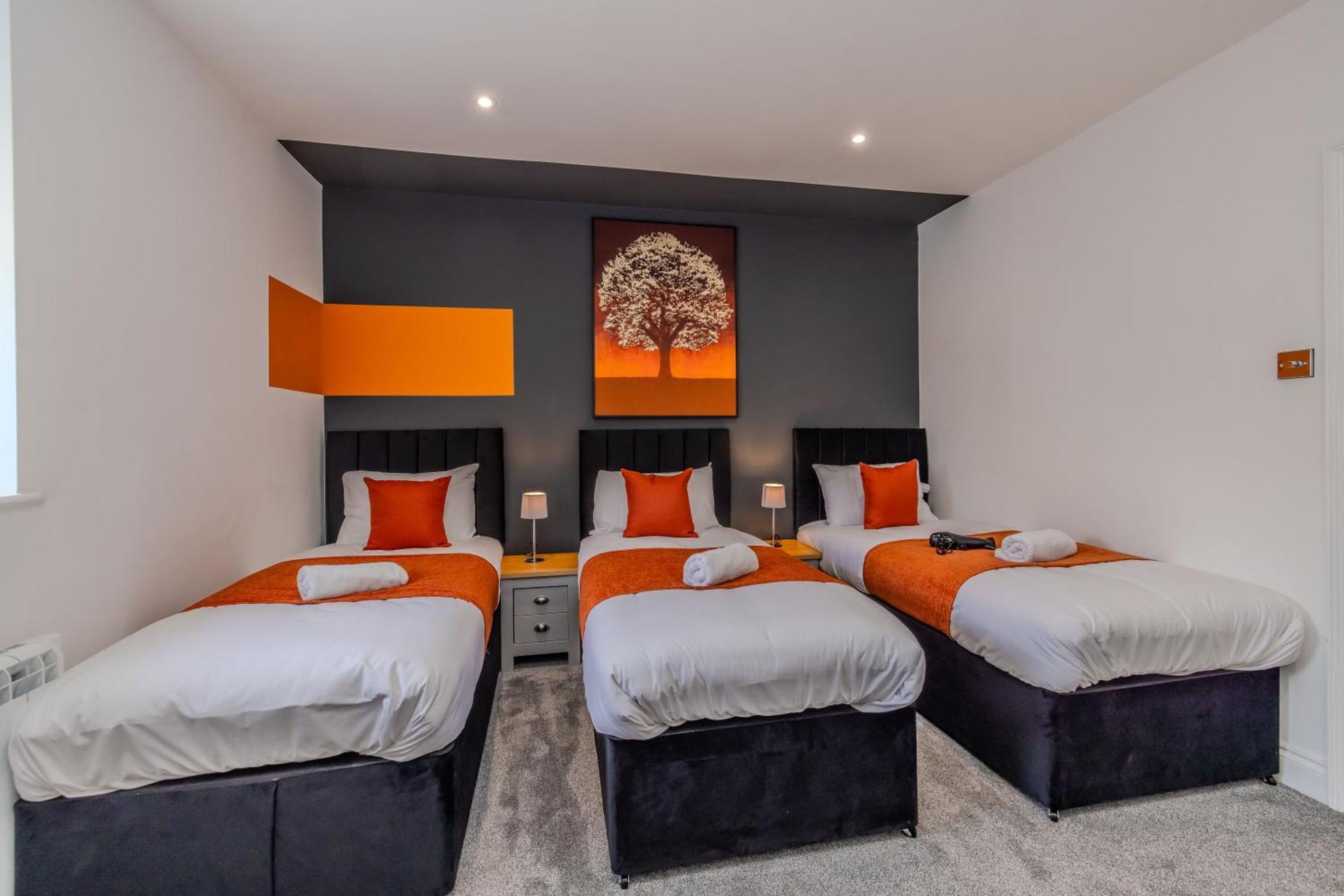Stylish 3 Bedroom Next To And Shopping Center Apartment