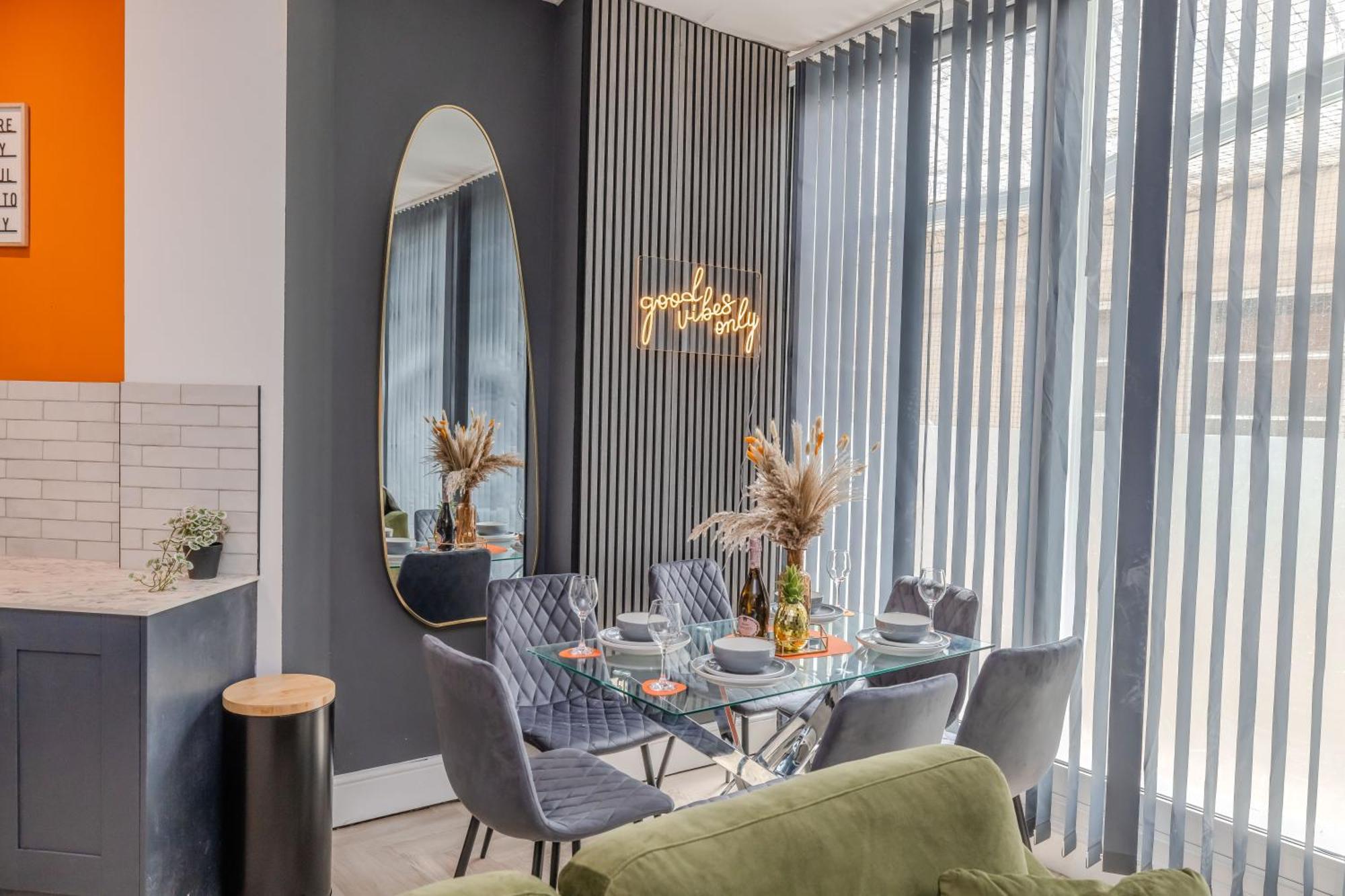 Stylish 3 Bedroom Next To And Shopping Center Apartment Brighton