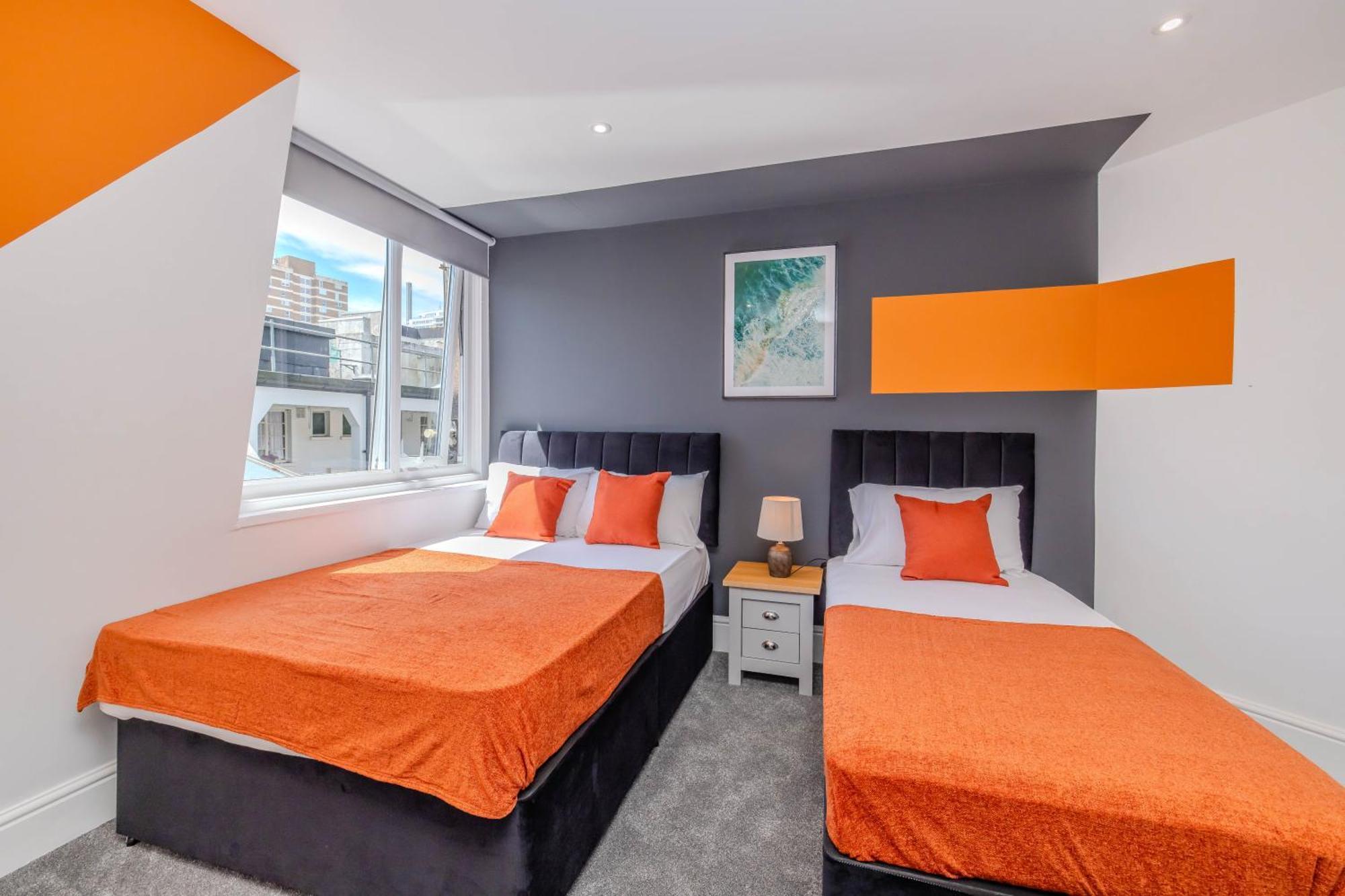 Stylish 3 Bedroom Next To And Shopping Center