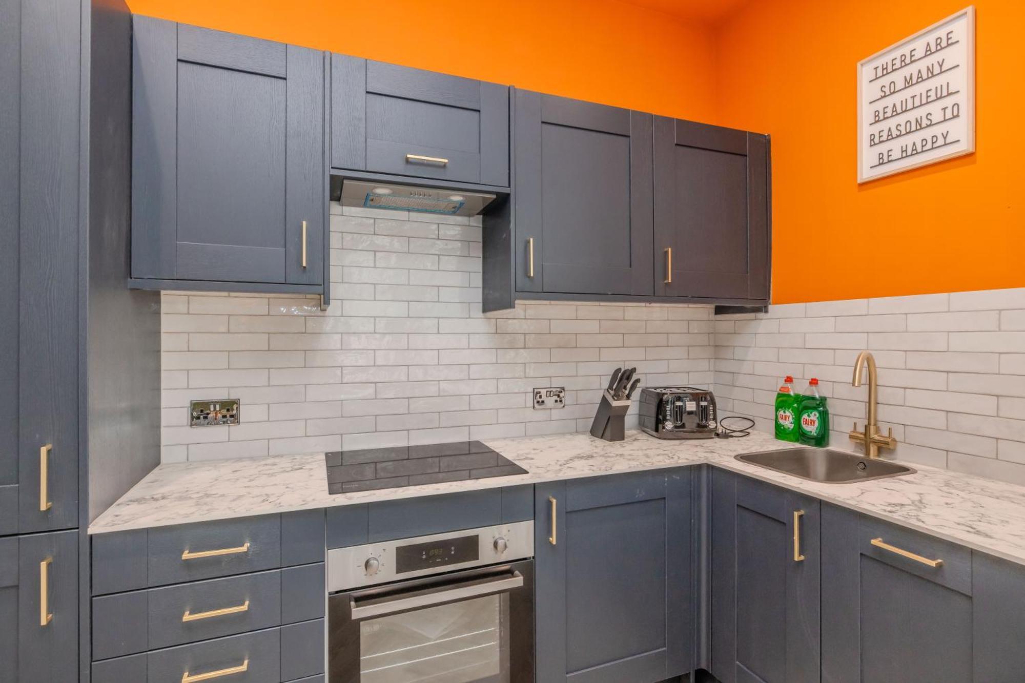 Stylish 3 Bedroom Next To And Shopping Center Apartment *