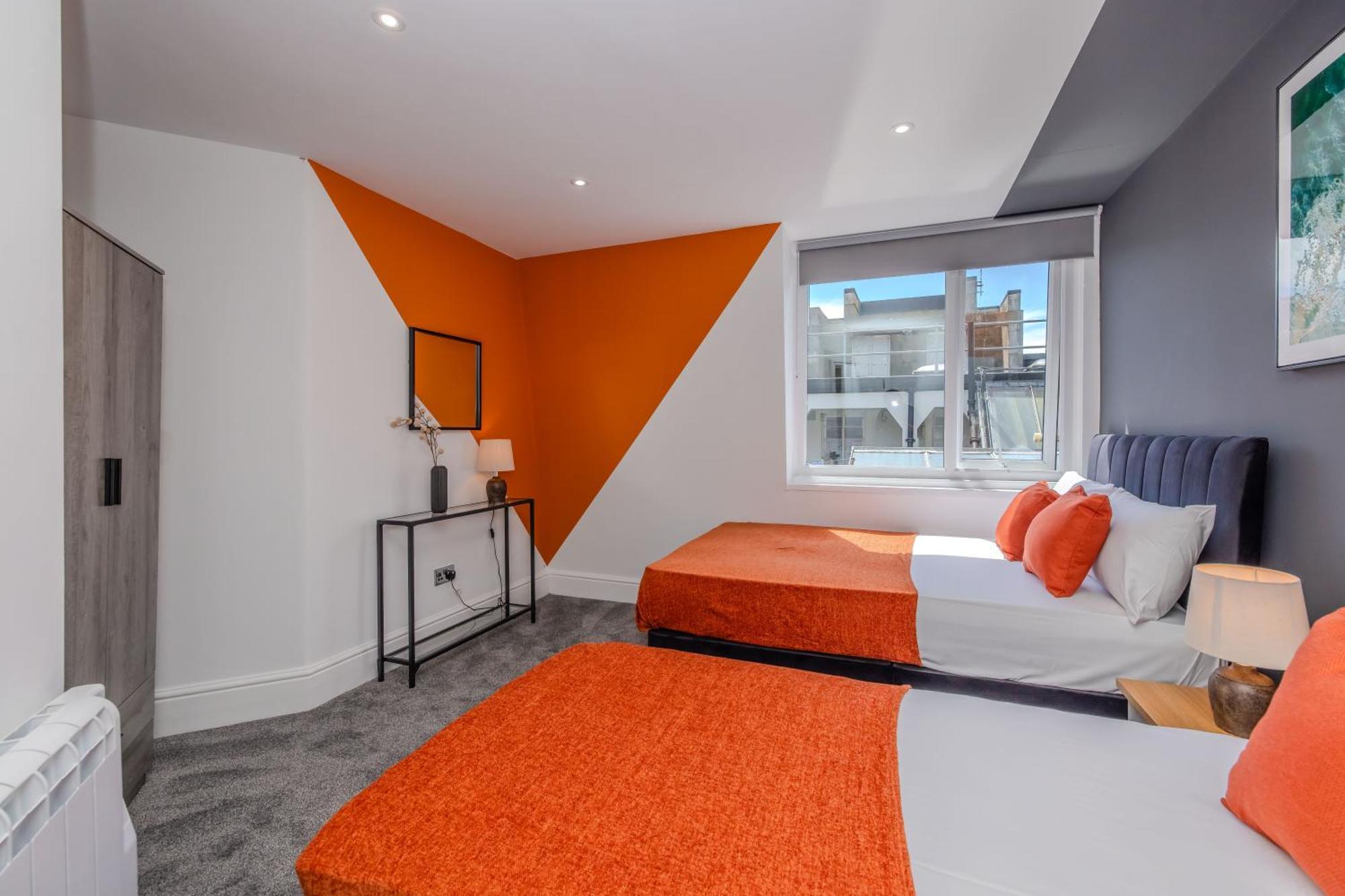 Stylish 3 Bedroom Next To And Shopping Center * Brighton