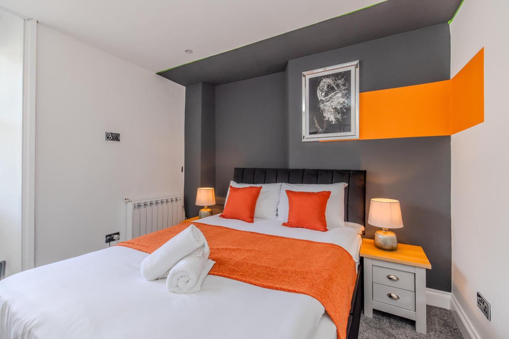 Stylish 3 Bedroom Next To And Shopping Center Apartment *
